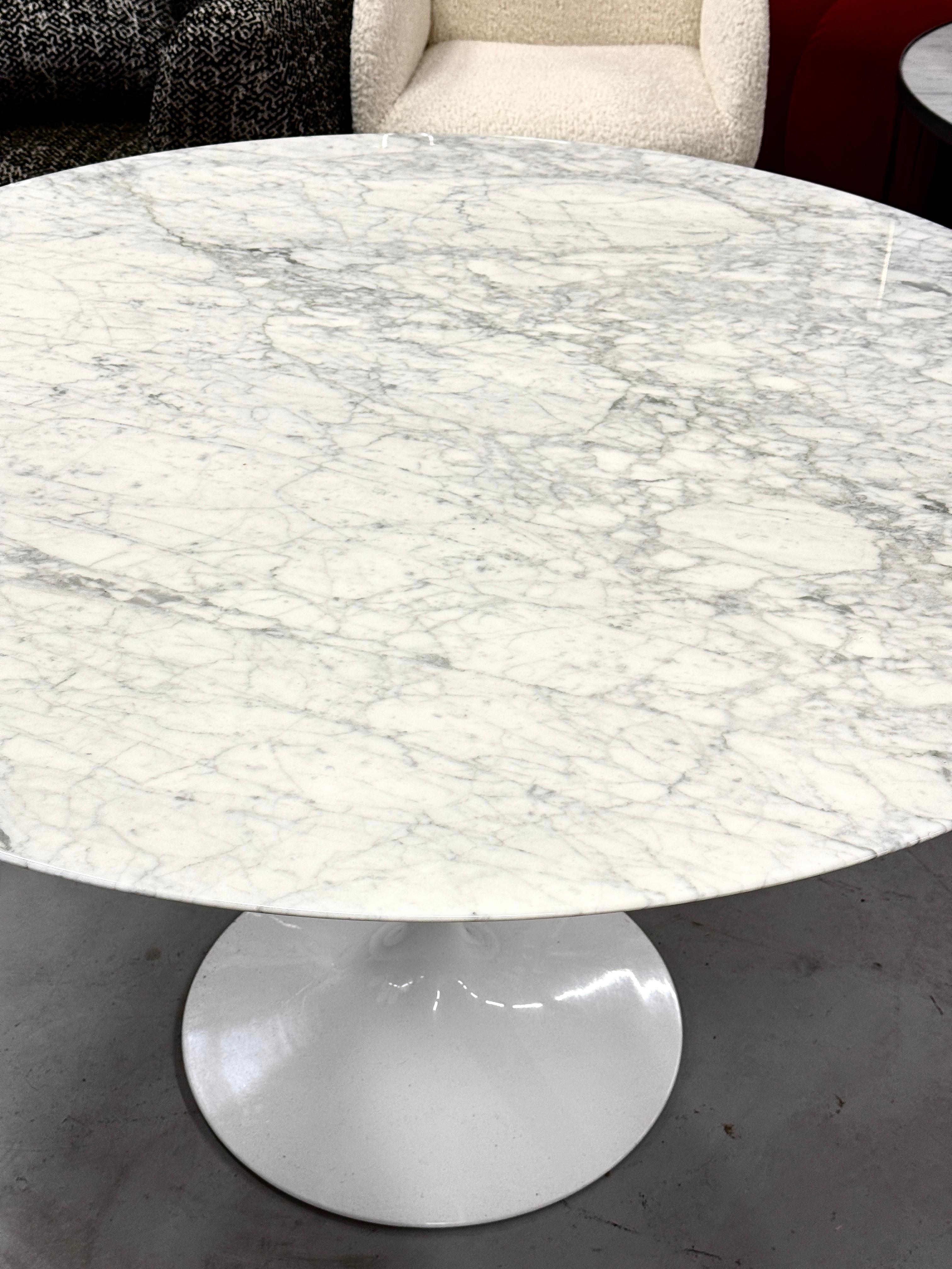 Un bonito ejemplo de la icónica Mesa Tulipán de Eero Saarinen para Knoll. Esta mesa se fabricó en 2018 y está en buen estado, con algunos ligeros arañazos superficiales en el revestimiento de la parte superior. Lleva la etiqueta Knoll y la fecha de