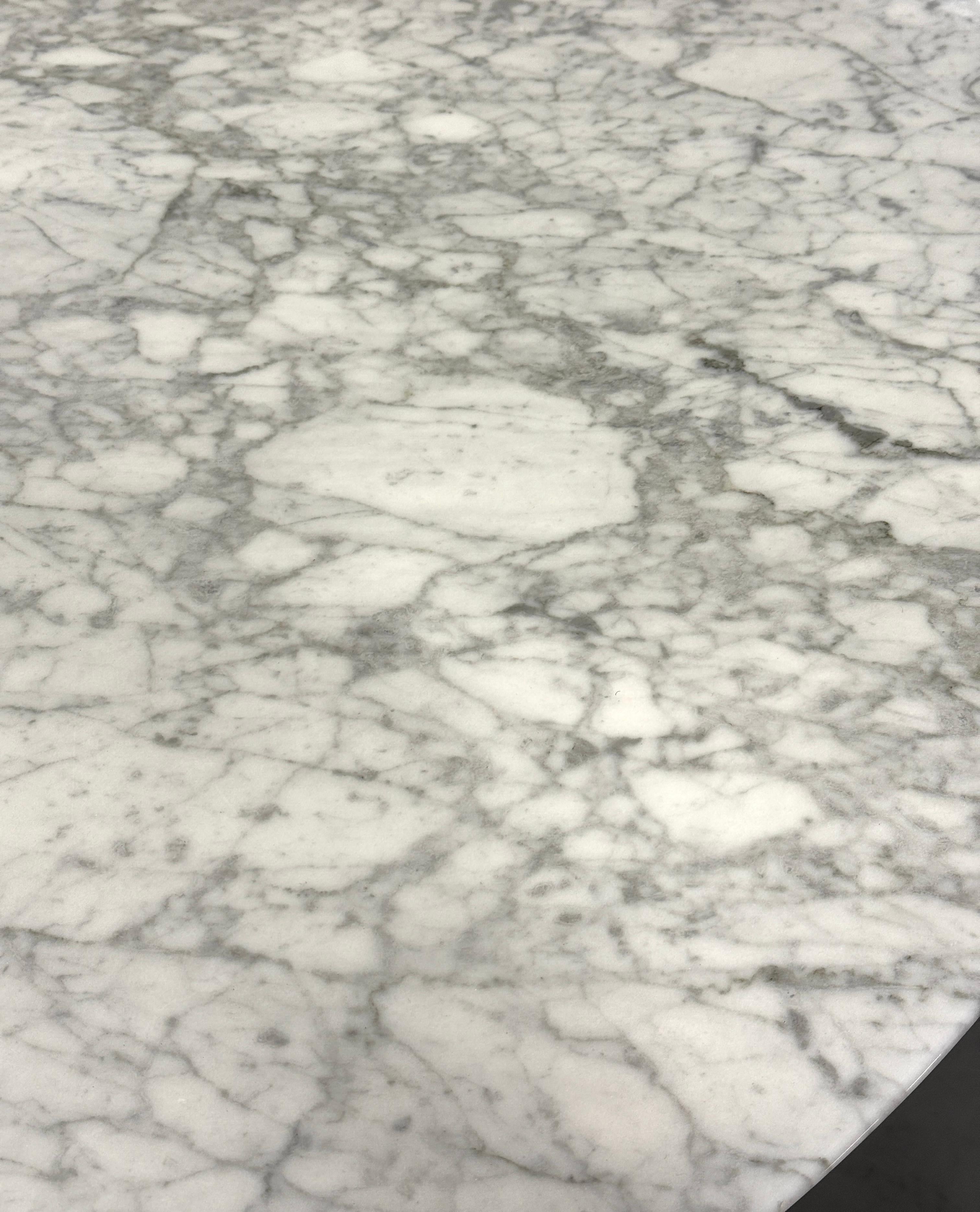 Mesa Tulipán Knoll Saarinen 47 pulgadas tapa de mármol en Bueno Estado en Palm Springs, CA