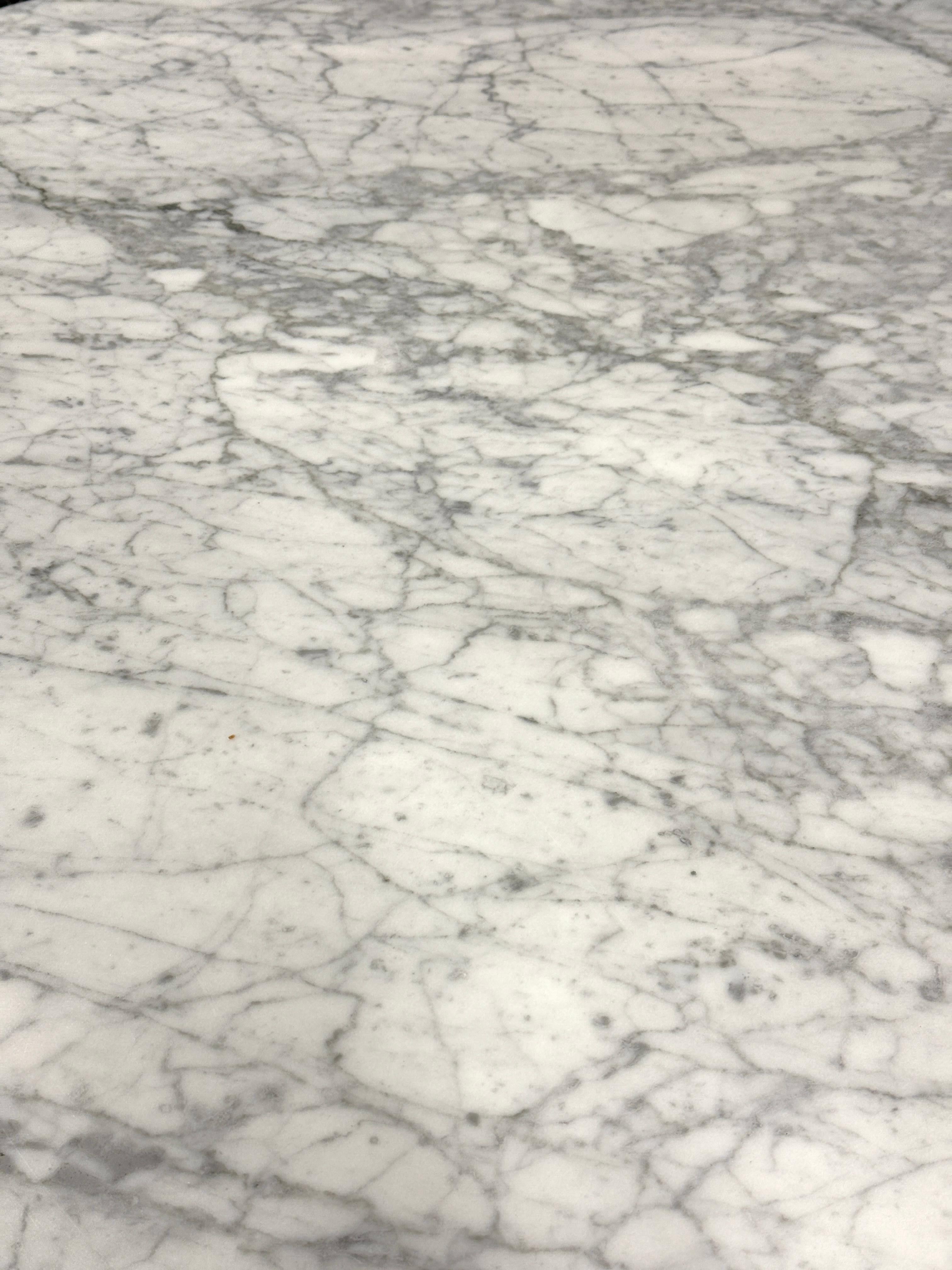 Mesa Tulipán Knoll Saarinen 47 pulgadas tapa de mármol Siglo XXI y contemporáneo