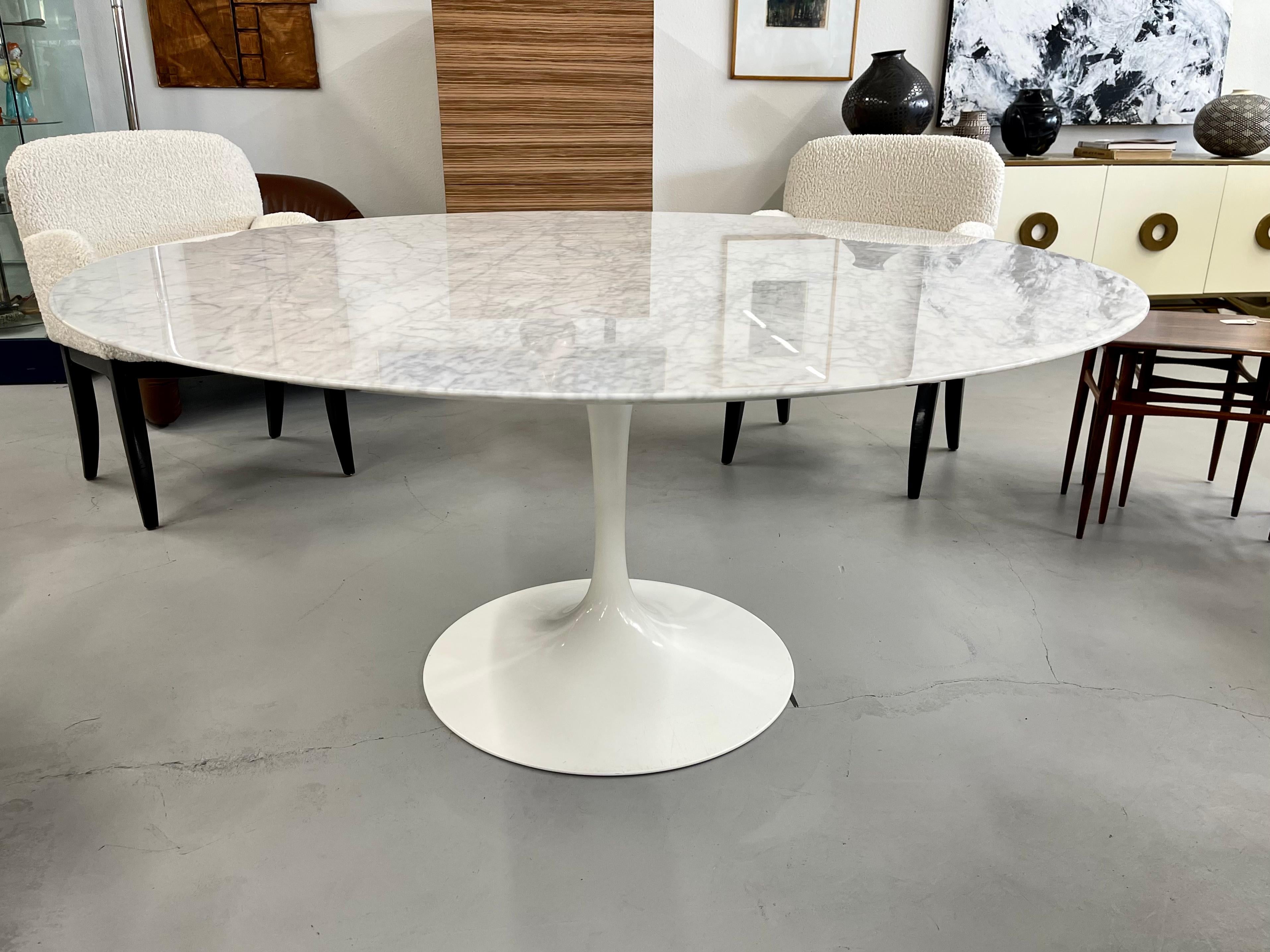 An Iconic design, this Knoll Saarinen marble dining table is labeled and dates to 2013. It is 60 inches un diameter and 28.5 inches tall. Not sure if this is Calacatta or Carrara. It is a bit scratched up and has a small repair to the rim which is