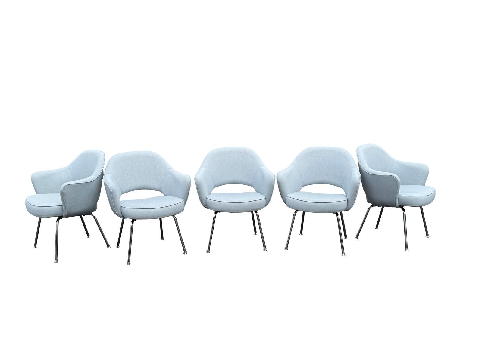 Bel set di 5 poltrone moderne Knoll Saarinen Non esitate a contattarci per qualsiasi domanda 