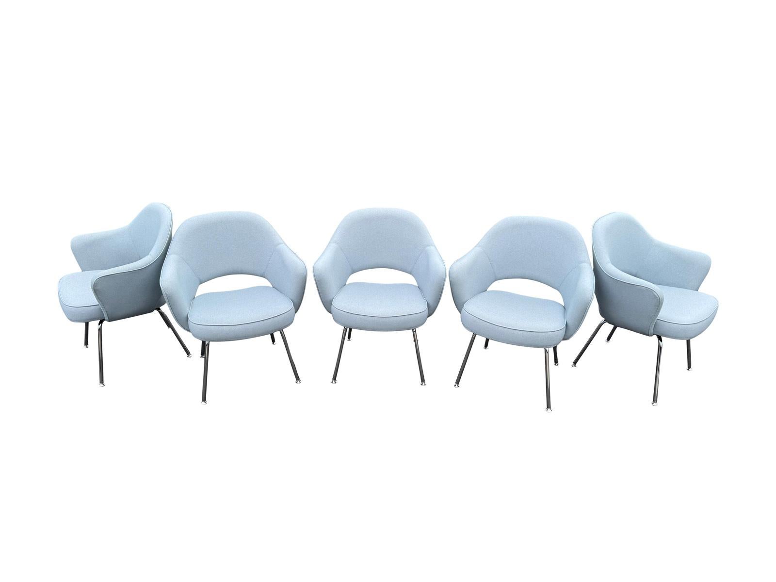 Mid-Century moderno Poltrona Knoll Saarinen grigio chiaro con base cromata set di 5 in vendita