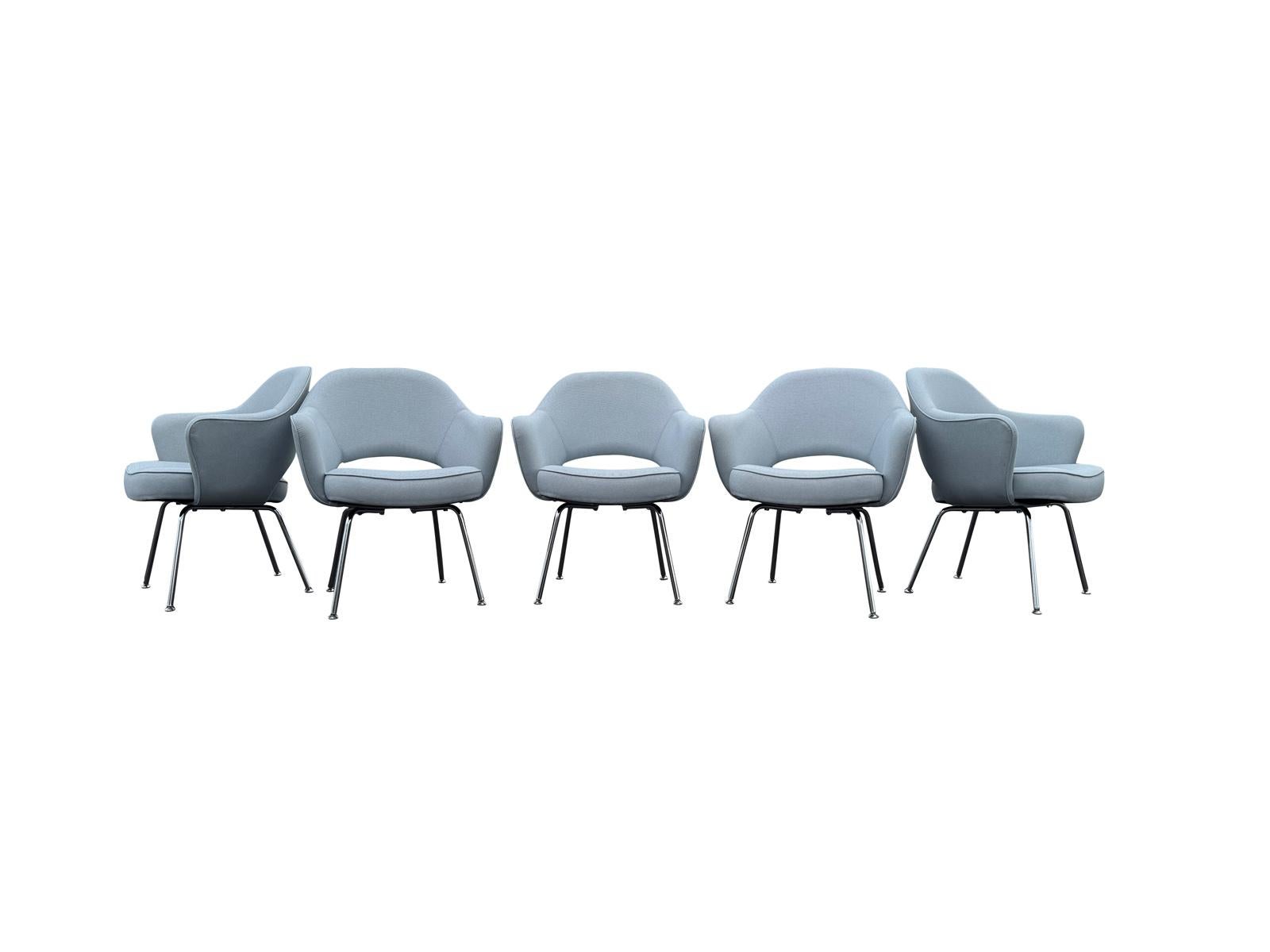 Americano Poltrona Knoll Saarinen grigio chiaro con base cromata set di 5 in vendita