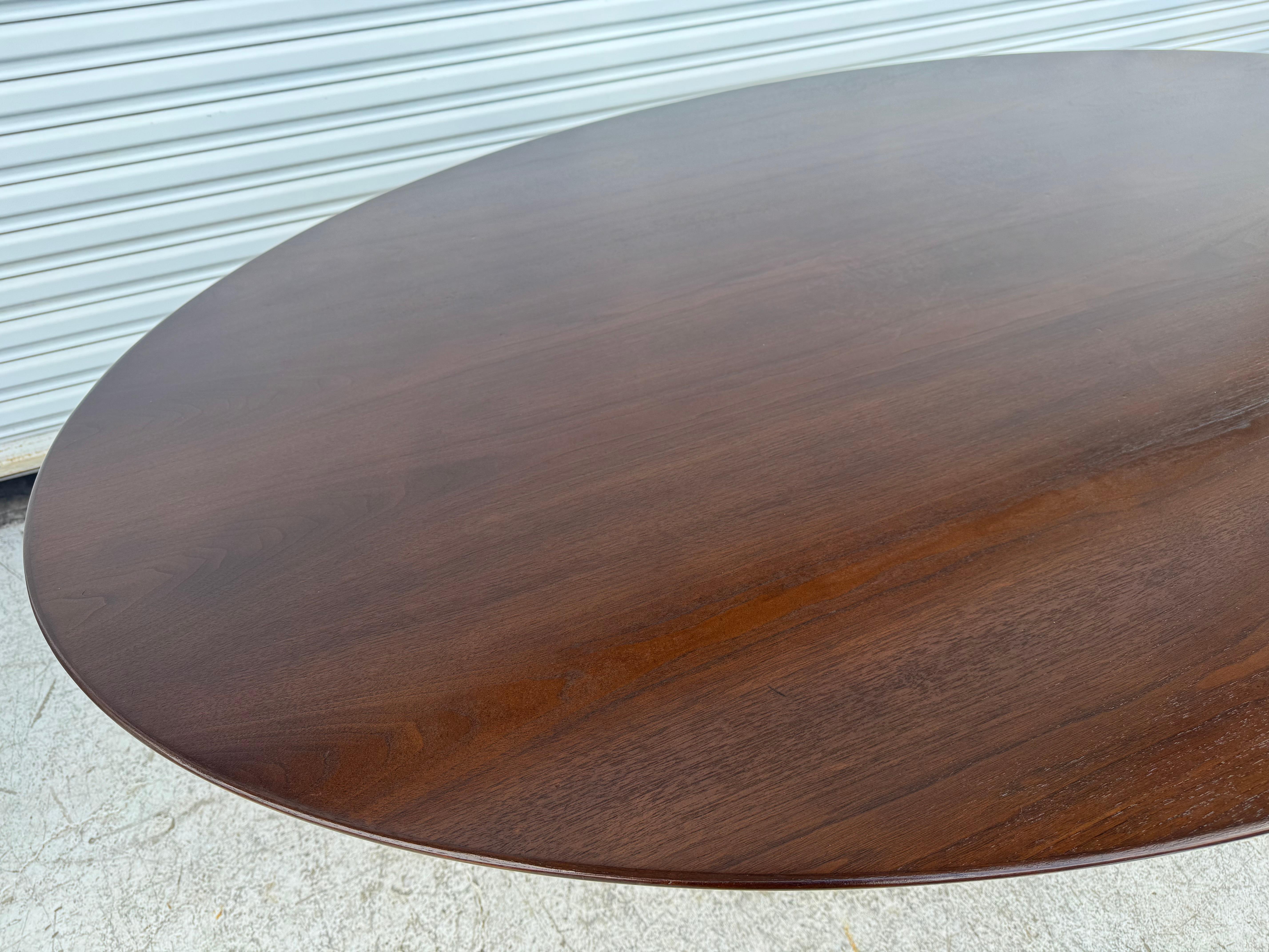 Américain Table de salle à manger/conférence Knoll Saarinen, base tulipe noire, plateau ovale en noyer de 78 pouces en vente