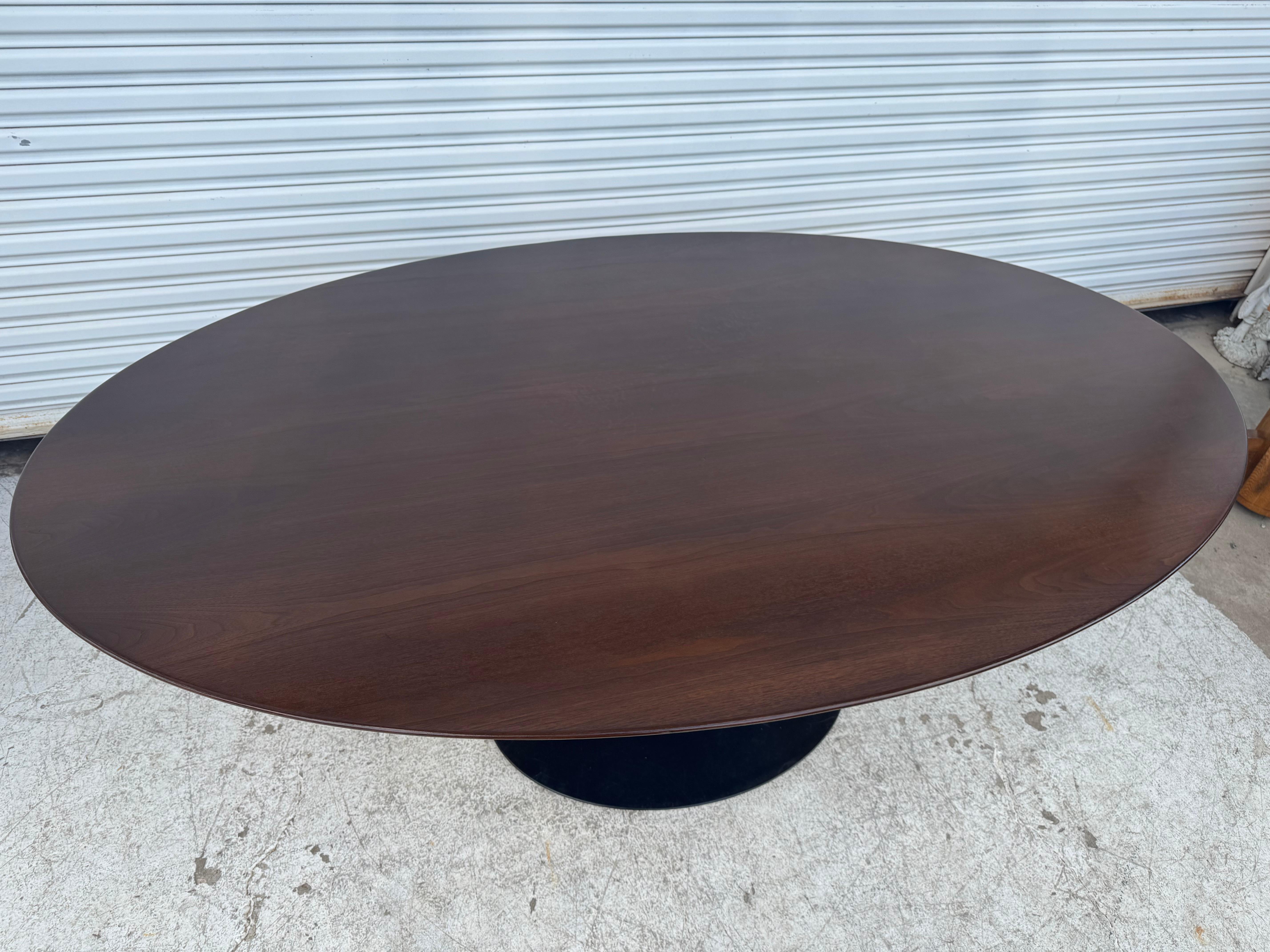 Table de salle à manger/conférence Knoll Saarinen, base tulipe noire, plateau ovale en noyer de 78 pouces Bon état - En vente à Pasadena, TX