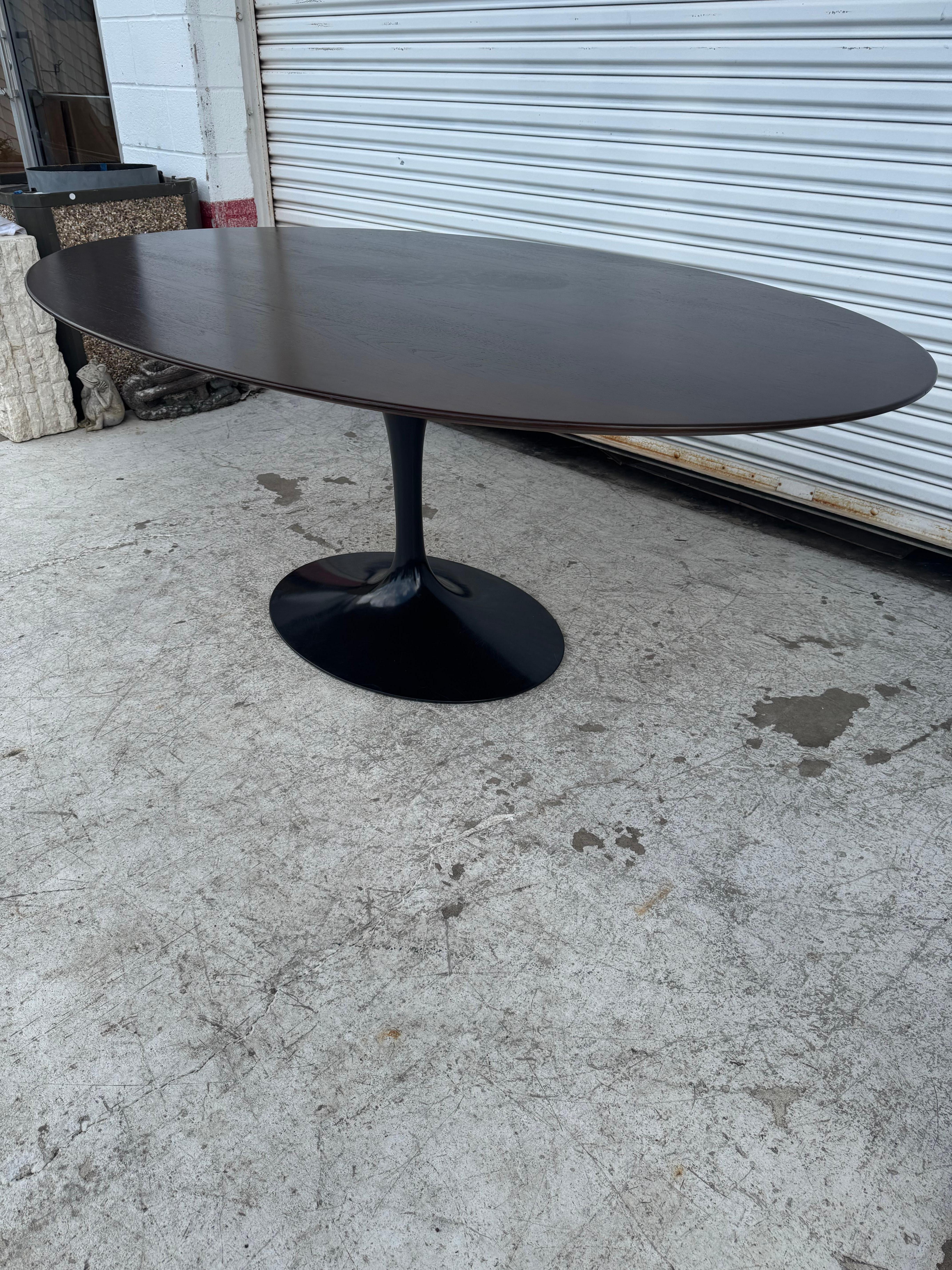 20ième siècle Table de salle à manger/conférence Knoll Saarinen, base tulipe noire, plateau ovale en noyer de 78 pouces en vente