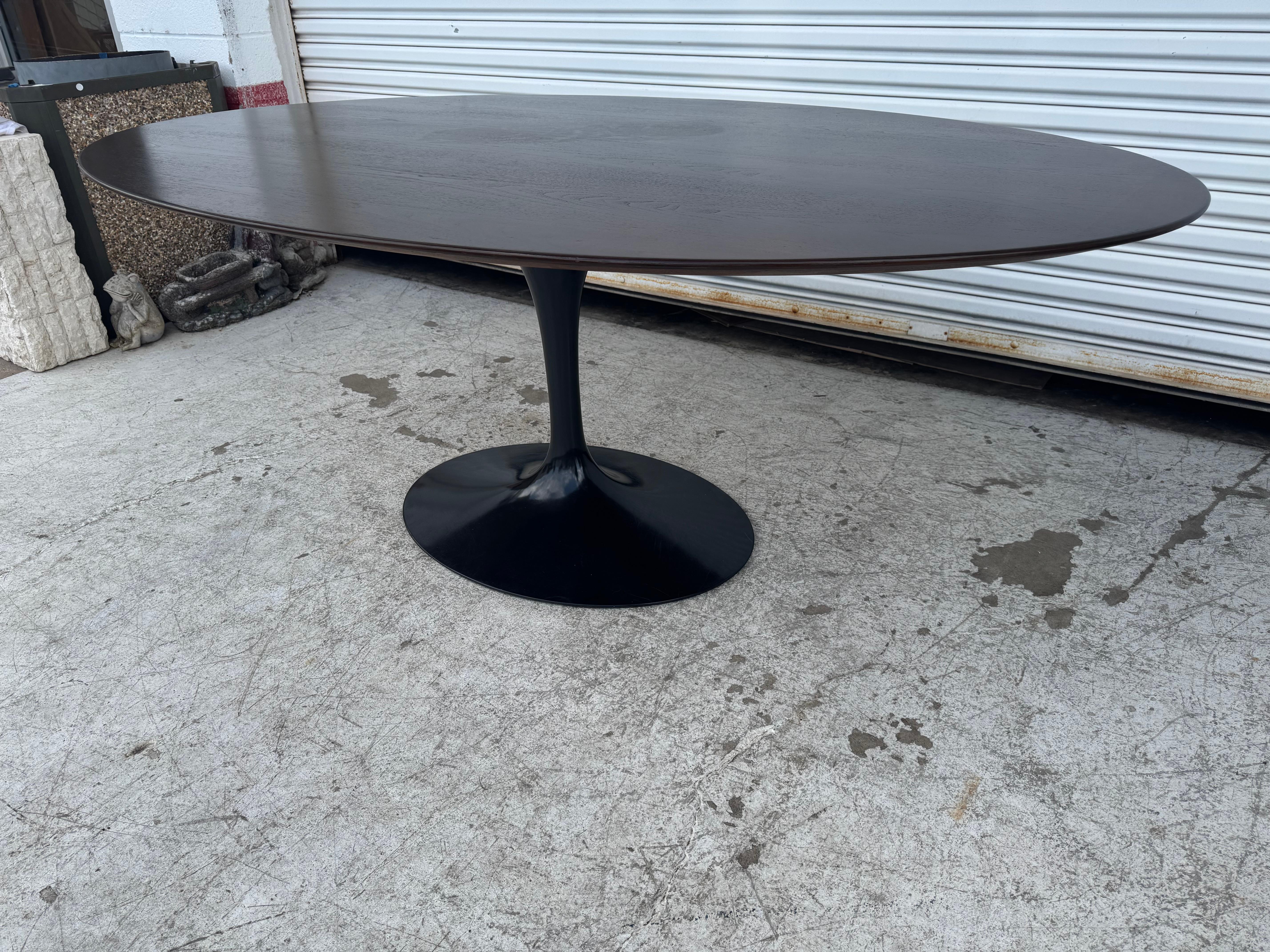Aluminium Table de salle à manger/conférence Knoll Saarinen, base tulipe noire, plateau ovale en noyer de 78 pouces en vente