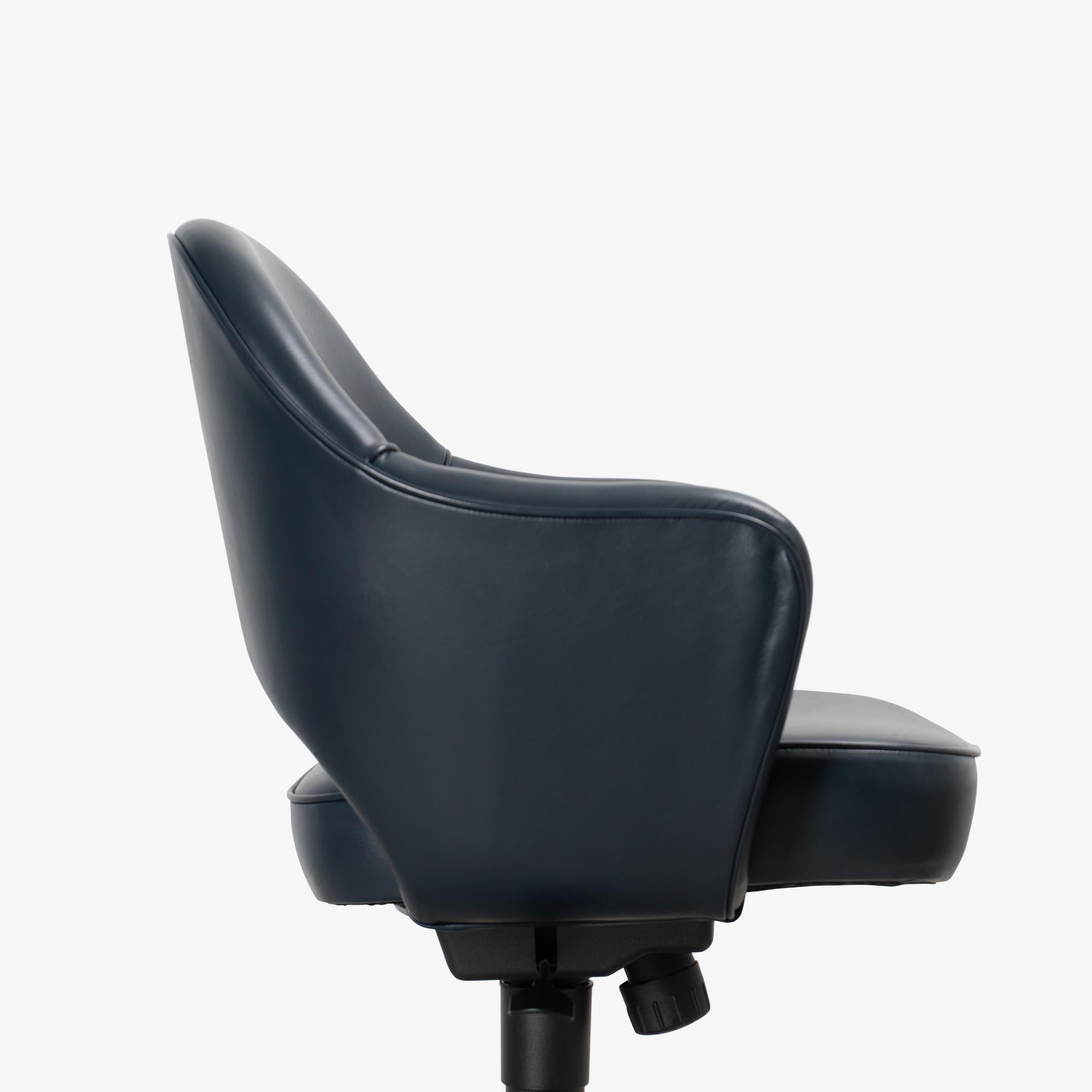 Knoll Saarinen Chefsessel aus originalem Tintenblauem Leder, drehbarer Untergestell im Angebot 3