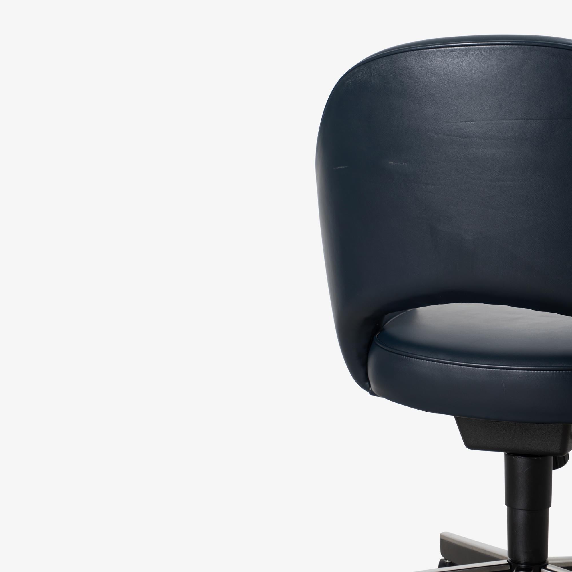 Knoll Saarinen Chefsessel aus originalem Tintenblauem Leder, drehbarer Untergestell im Angebot 4