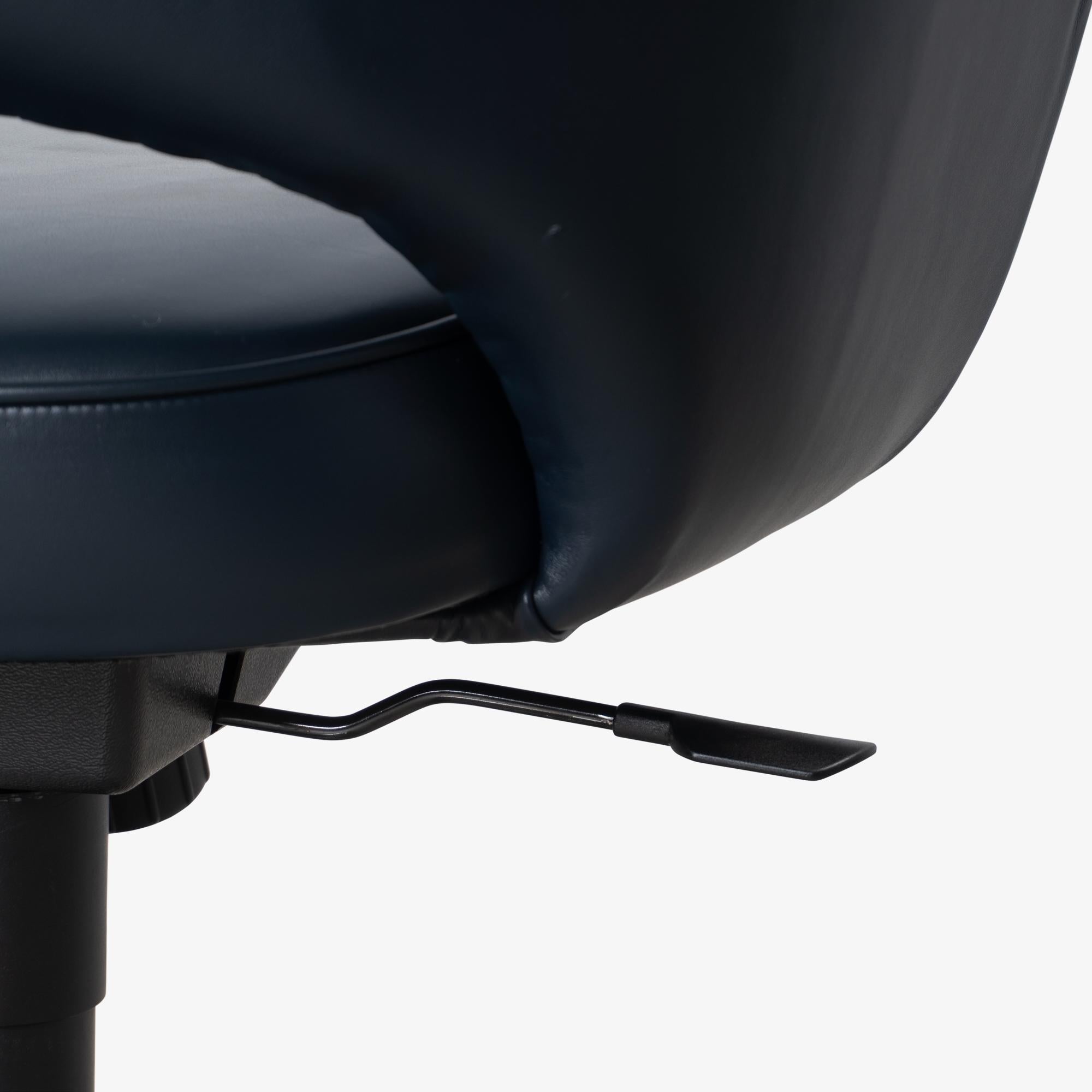 Knoll Saarinen Chefsessel aus originalem Tintenblauem Leder, drehbarer Untergestell im Angebot 5