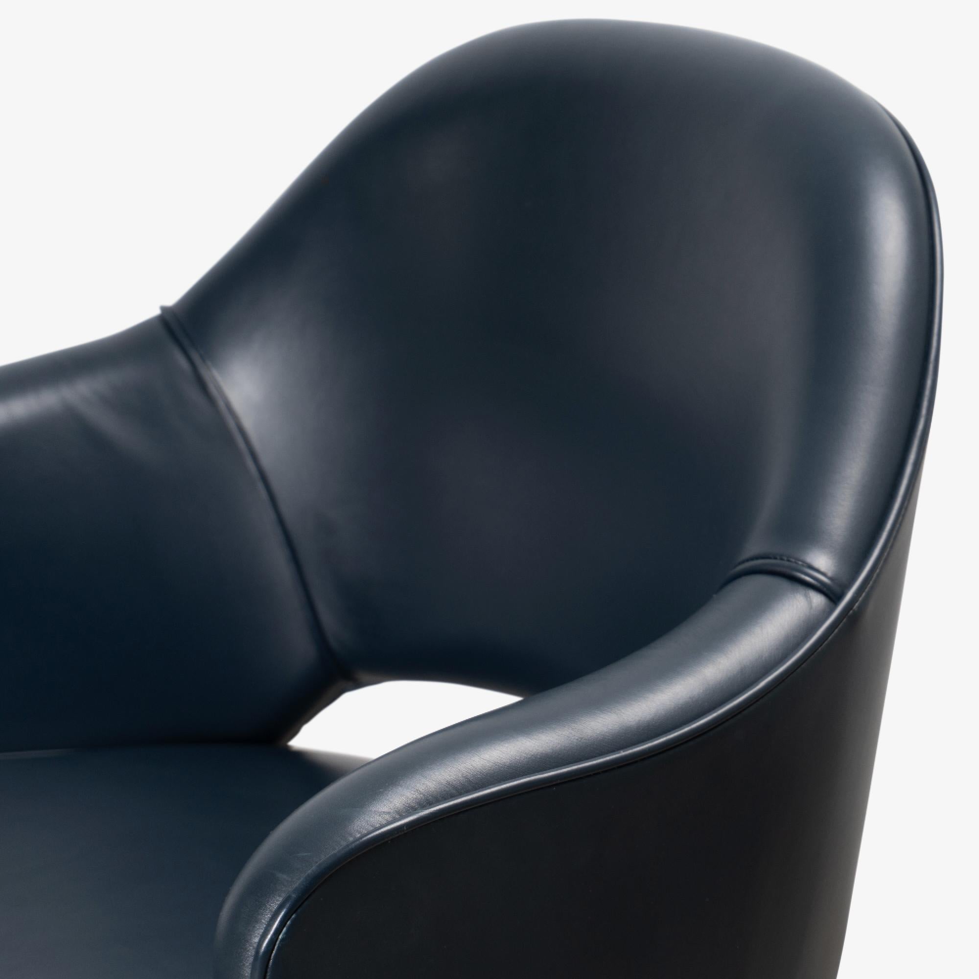 Knoll Saarinen Chefsessel aus originalem Tintenblauem Leder, drehbarer Untergestell im Angebot 7