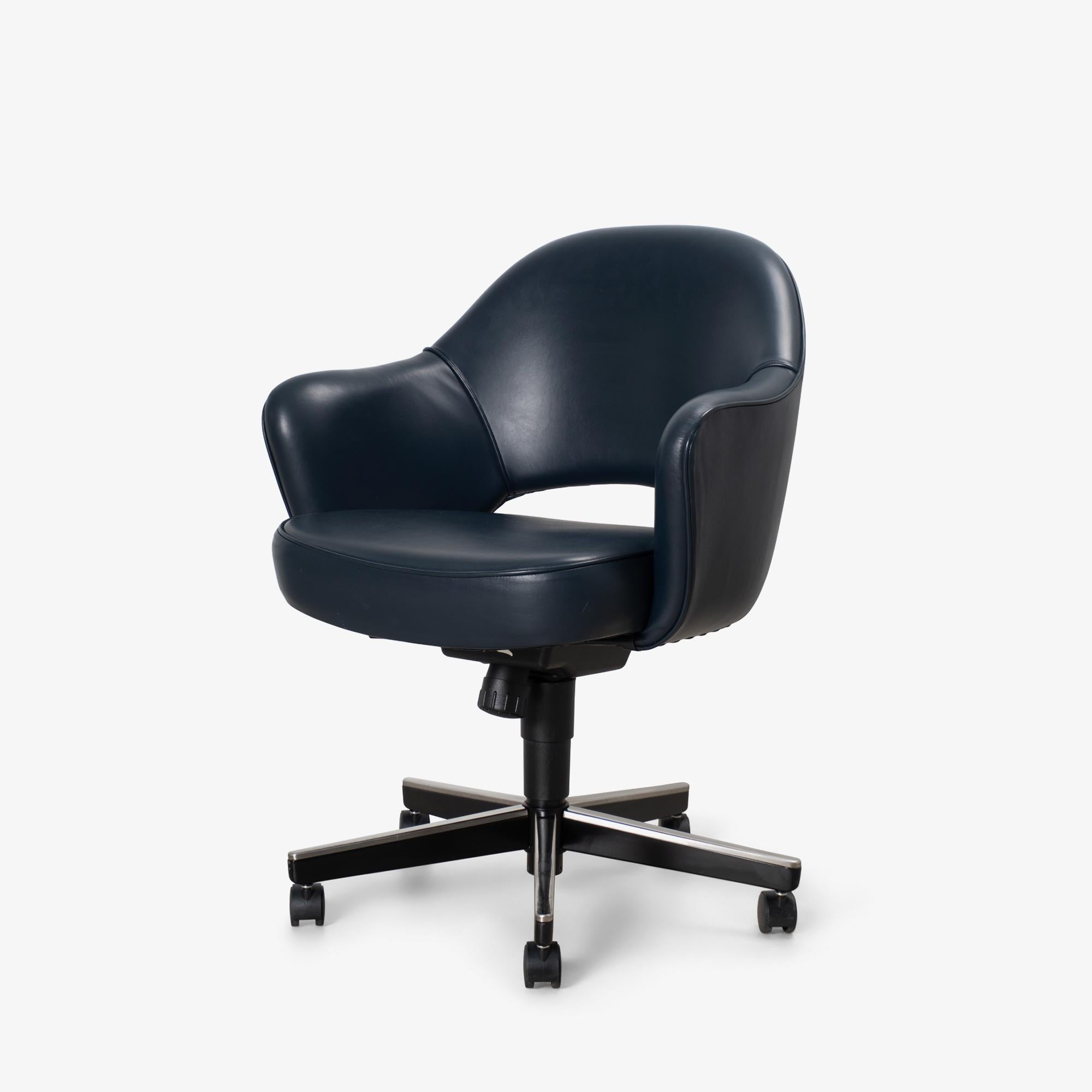 Eero Saarinens Designkarriere war zwar von großer Bedeutung, aber leider nur von kurzer Dauer. Seine Arbeit im Bereich des Möbeldesigns und der Architektur war seiner Zeit um Jahrhunderte voraus und konnte wohl nur von Saarinen selbst verwirklicht