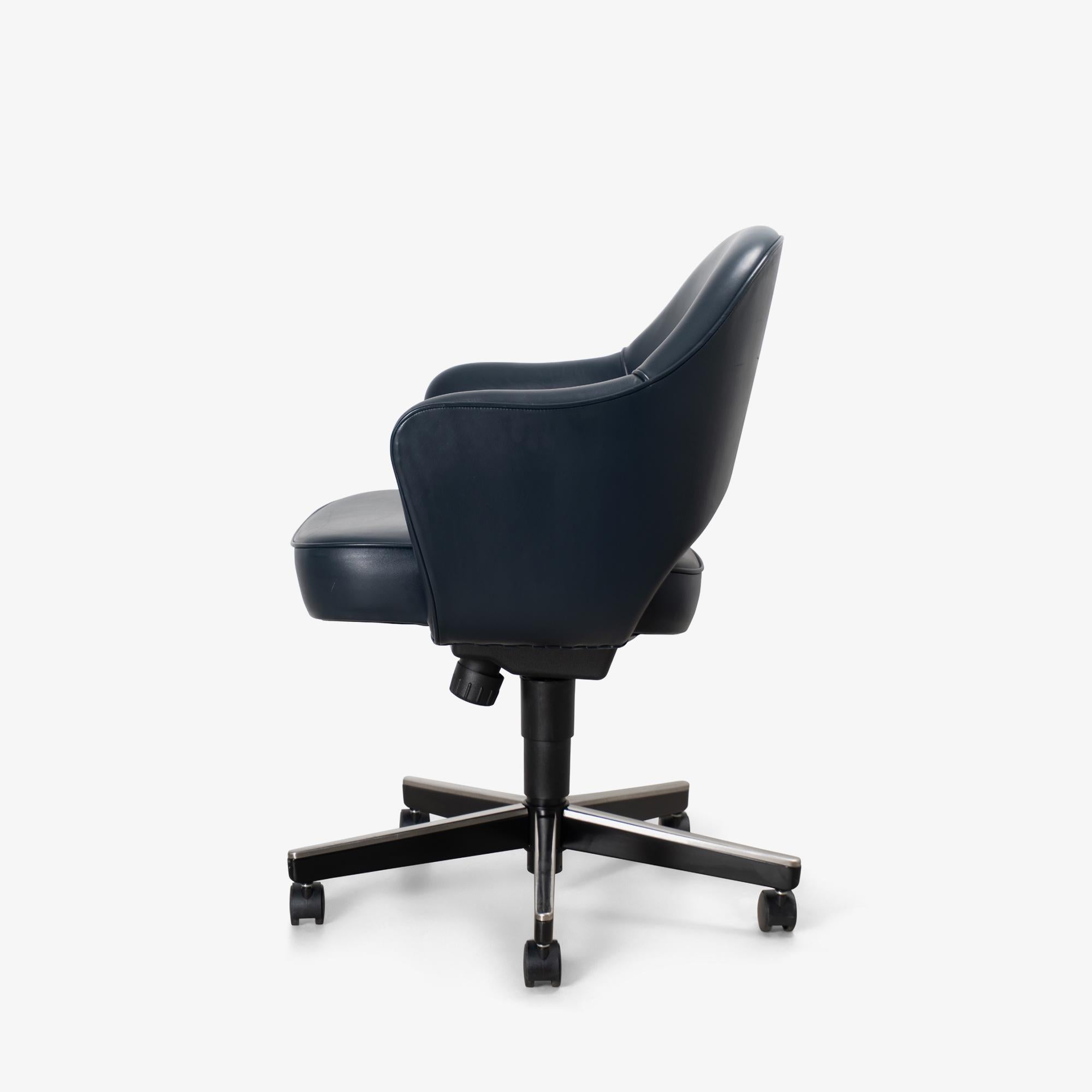 Knoll Saarinen Chefsessel aus originalem Tintenblauem Leder, drehbarer Untergestell (Moderne der Mitte des Jahrhunderts) im Angebot