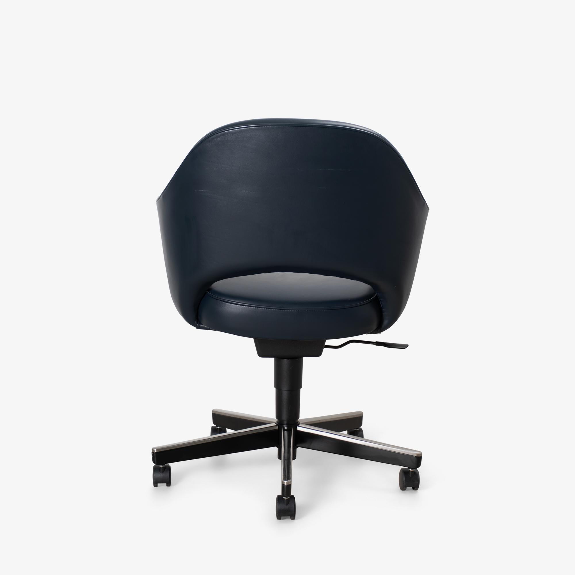 Knoll Saarinen Chefsessel aus originalem Tintenblauem Leder, drehbarer Untergestell (amerikanisch) im Angebot