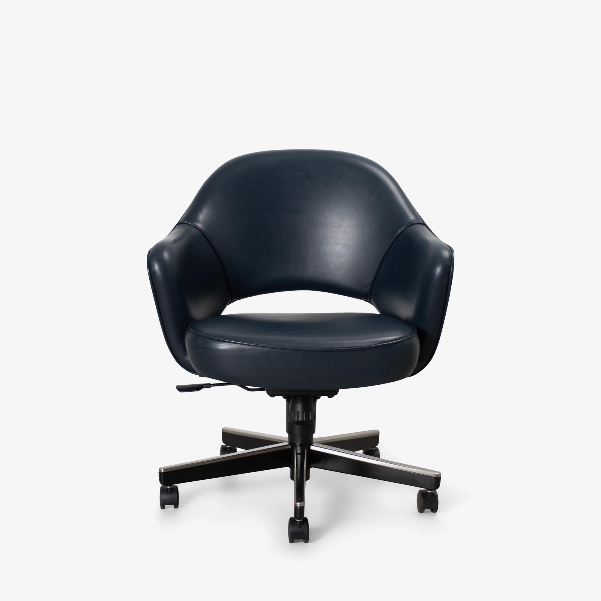 Knoll Saarinen Chefsessel aus originalem Tintenblauem Leder, drehbarer Untergestell im Zustand „Gut“ im Angebot in Stamford, CT