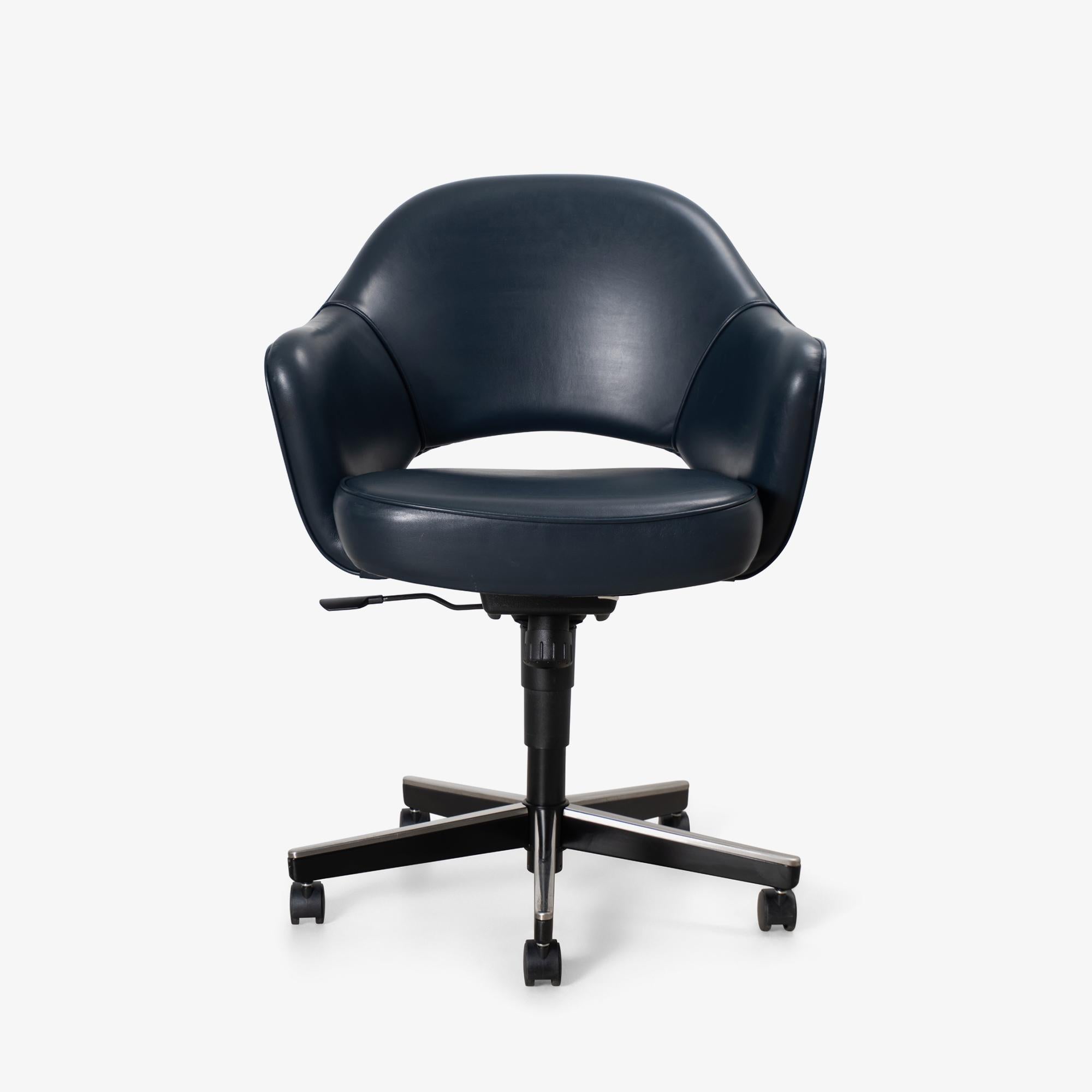 Knoll Saarinen Chefsessel aus originalem Tintenblauem Leder, drehbarer Untergestell (21. Jahrhundert und zeitgenössisch) im Angebot