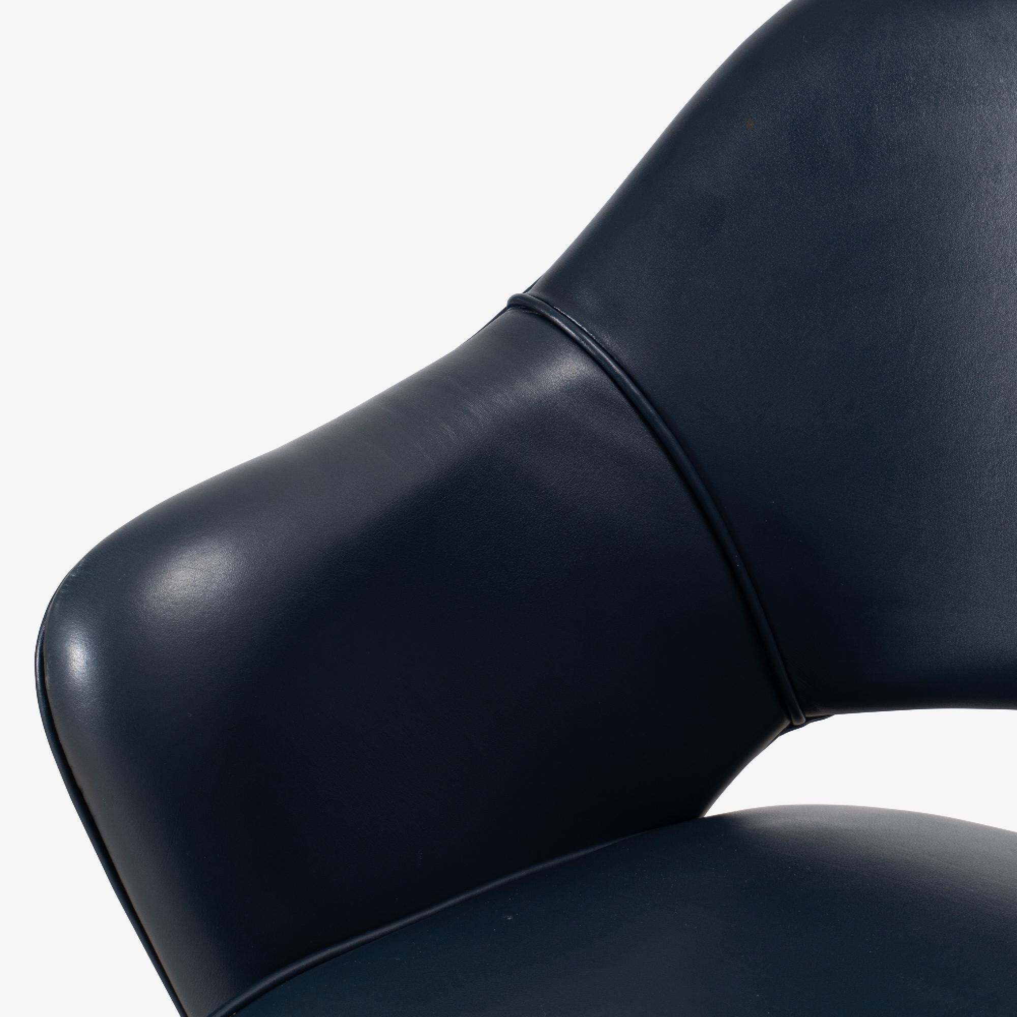 Knoll Saarinen Chefsessel aus originalem Tintenblauem Leder, drehbarer Untergestell im Angebot 1