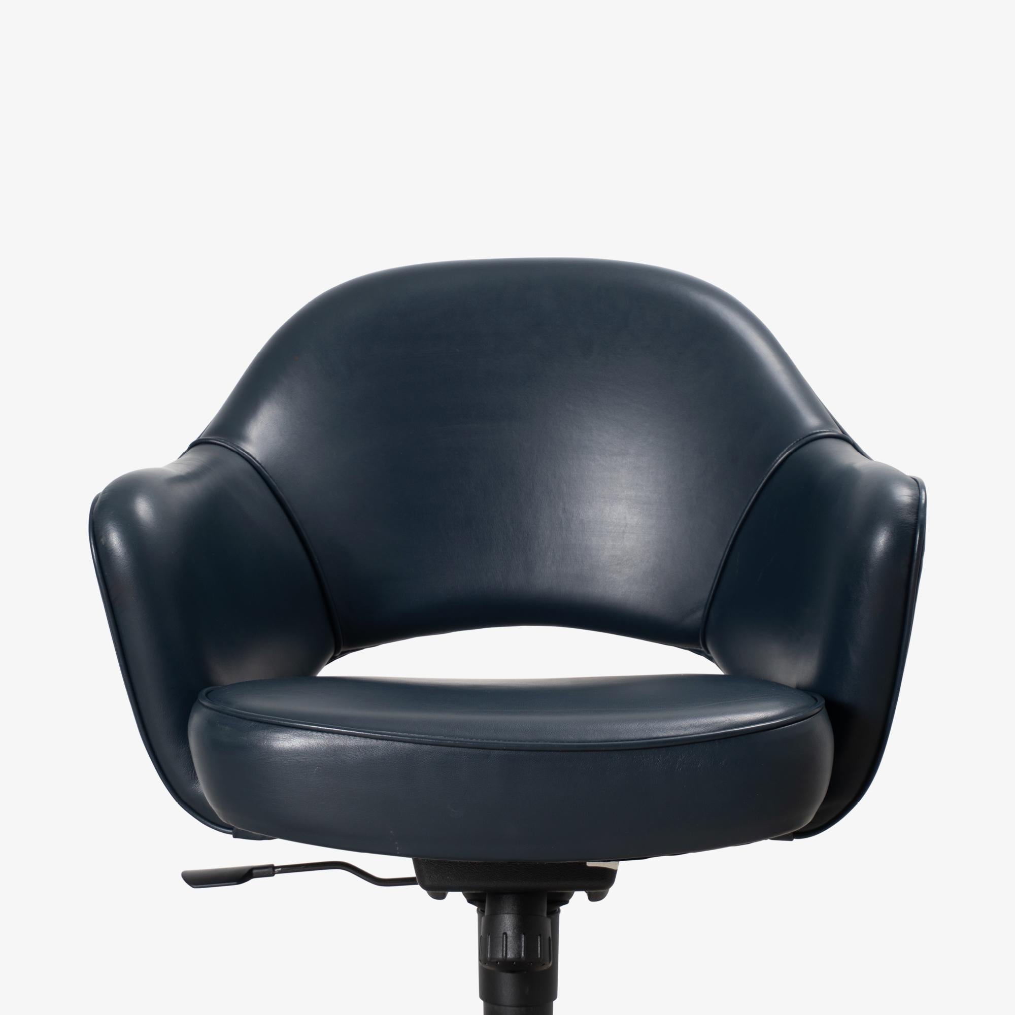 Knoll Saarinen Chefsessel aus originalem Tintenblauem Leder, drehbarer Untergestell im Angebot 2