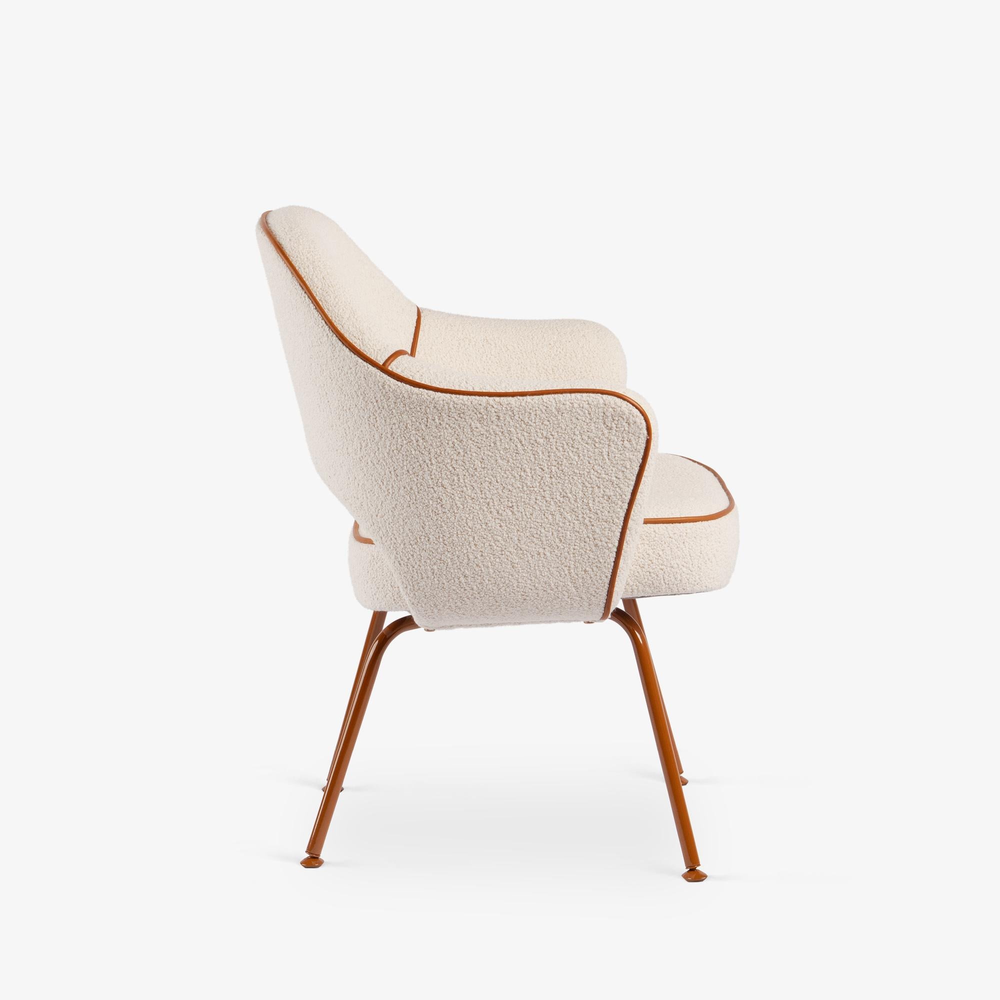Mid-Century moderno Poltrone direzionali Knoll Saarinen in pelle Bouclé e Terracotta e ferramenta in vendita