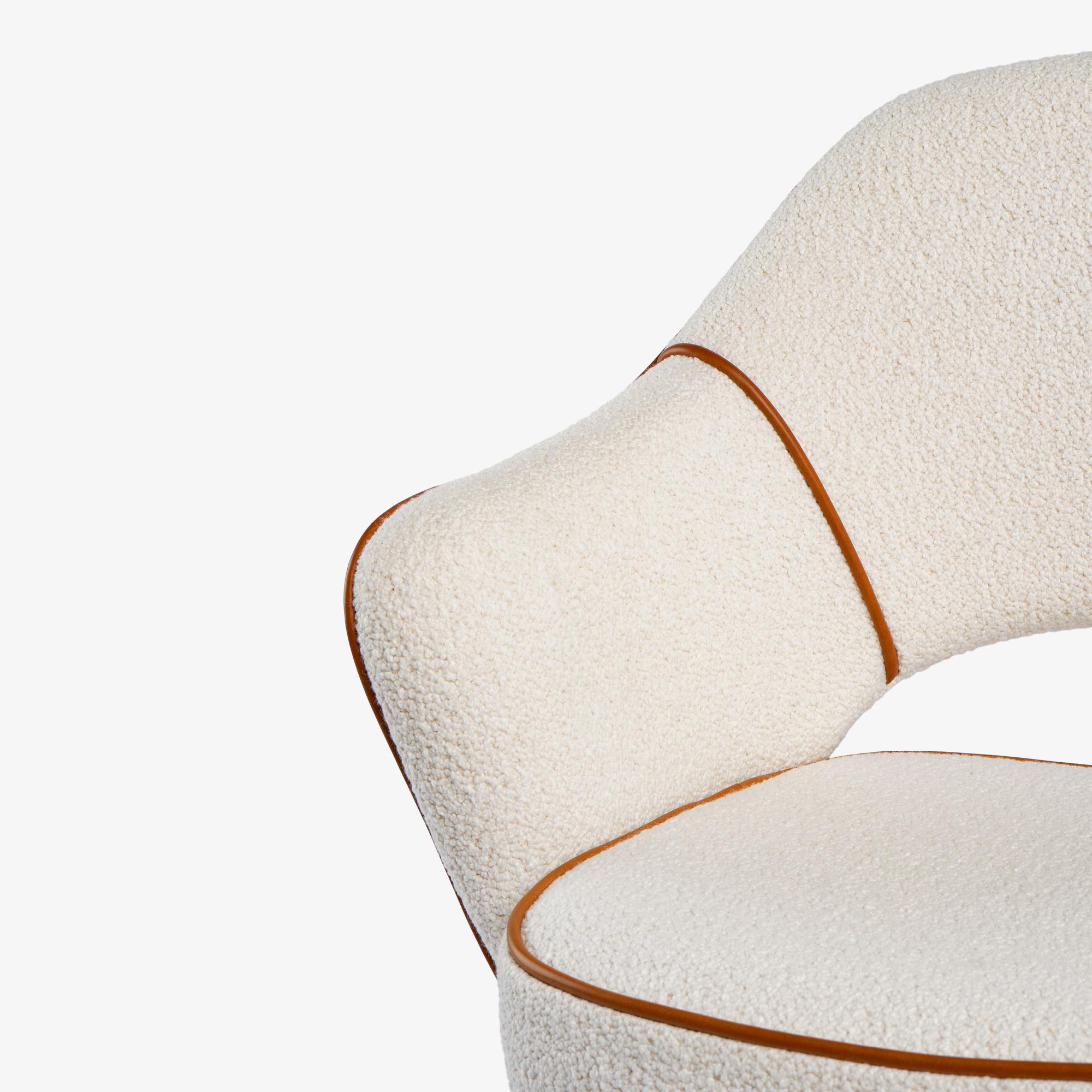 Pelle Poltrone direzionali Knoll Saarinen in pelle Bouclé e Terracotta e ferramenta in vendita