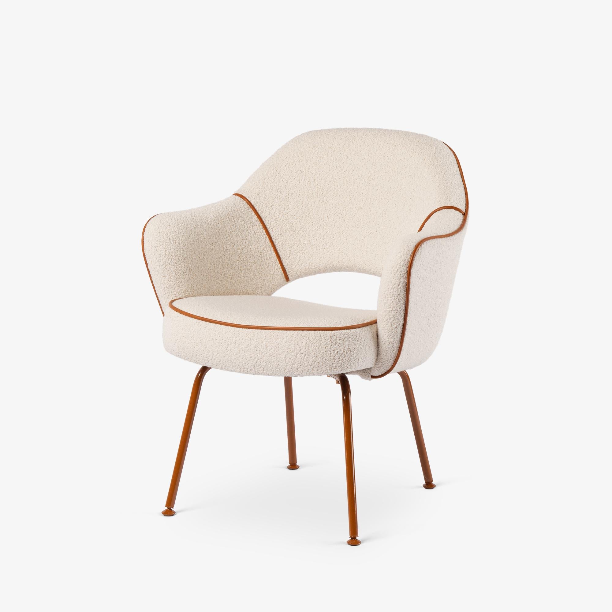 La carriera di Eero Saarinen, sebbene breve, ha lasciato un segno indelebile sia nel design dei mobili che nell'architettura. Il suo lavoro era visionario, in grado di creare un ponte tra le discipline e di ridefinire come il design potesse