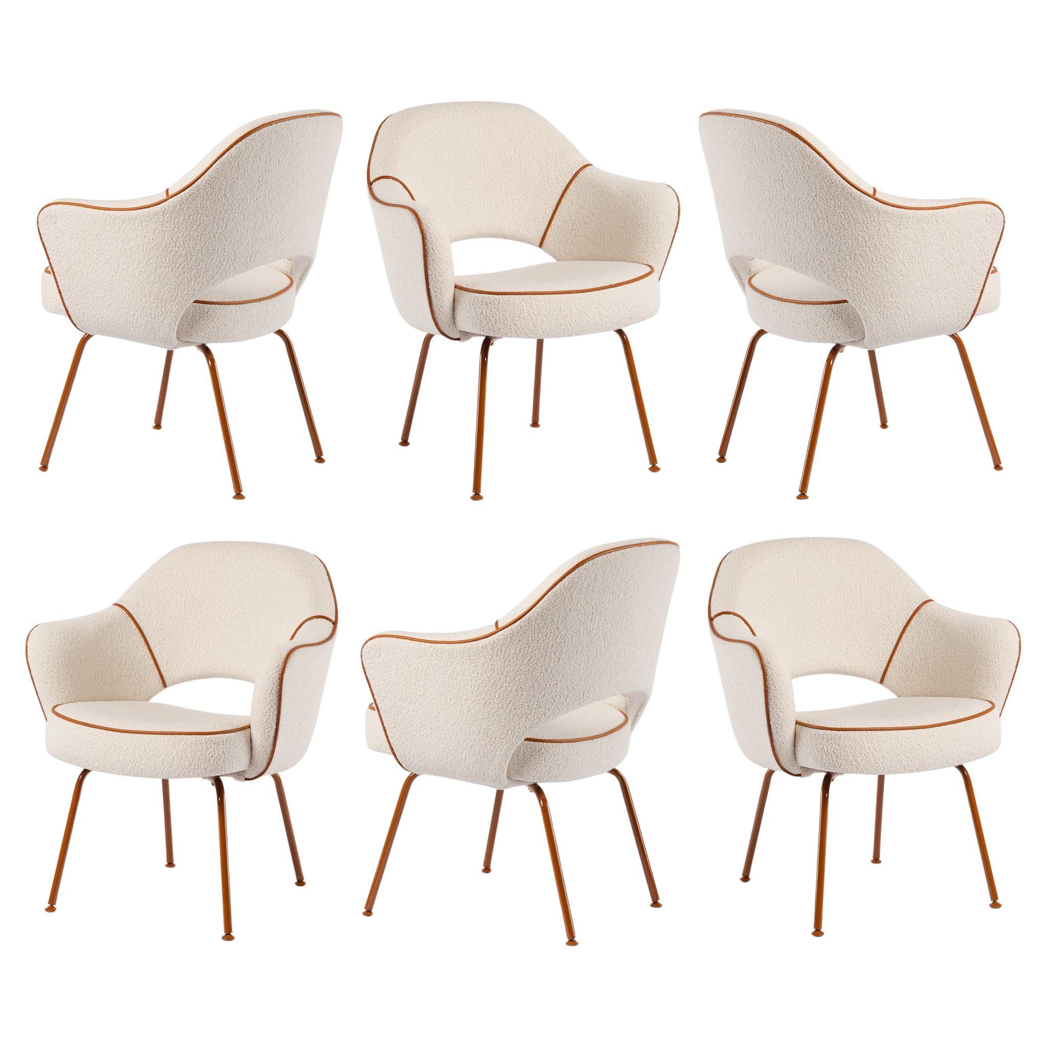 Poltrone direzionali Knoll Saarinen in Bouclé e accenti in terracotta, set di 6 in vendita