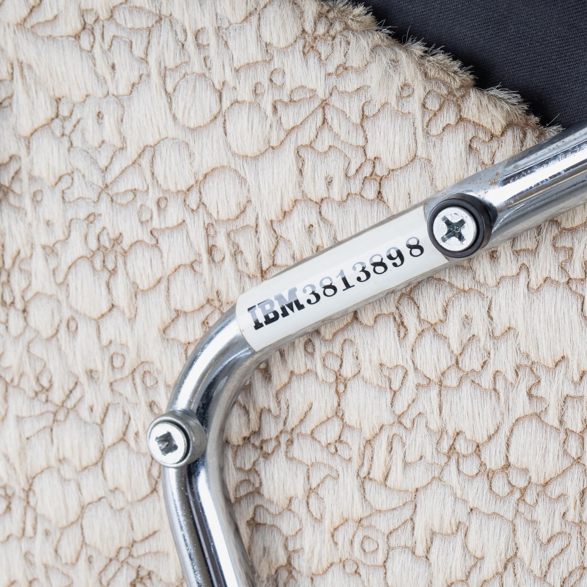 Poltrone direzionali Knoll Saarinen in pelo di Edelman inciso su cuoio, coppia in vendita 6