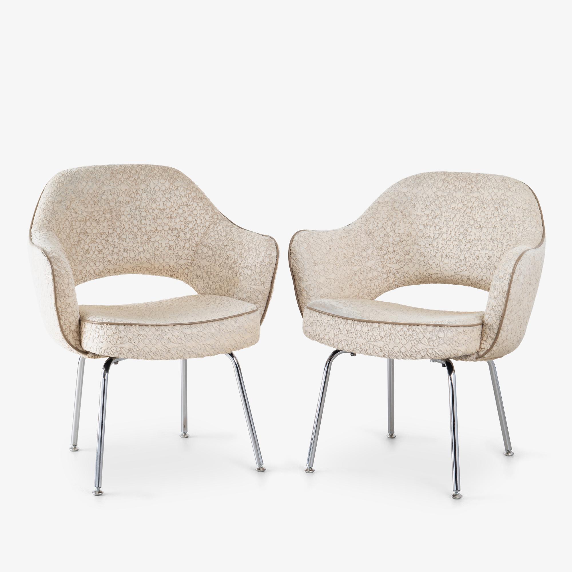 Eero Saarinen è considerato uno dei più importanti designer di mobili del XX secolo, noto per l'uso innovativo dei materiali e l'approccio scultoreo alle forme. I suoi pezzi iconici per Knoll, come la Tulip Chair, la Womb Chair e queste Executive