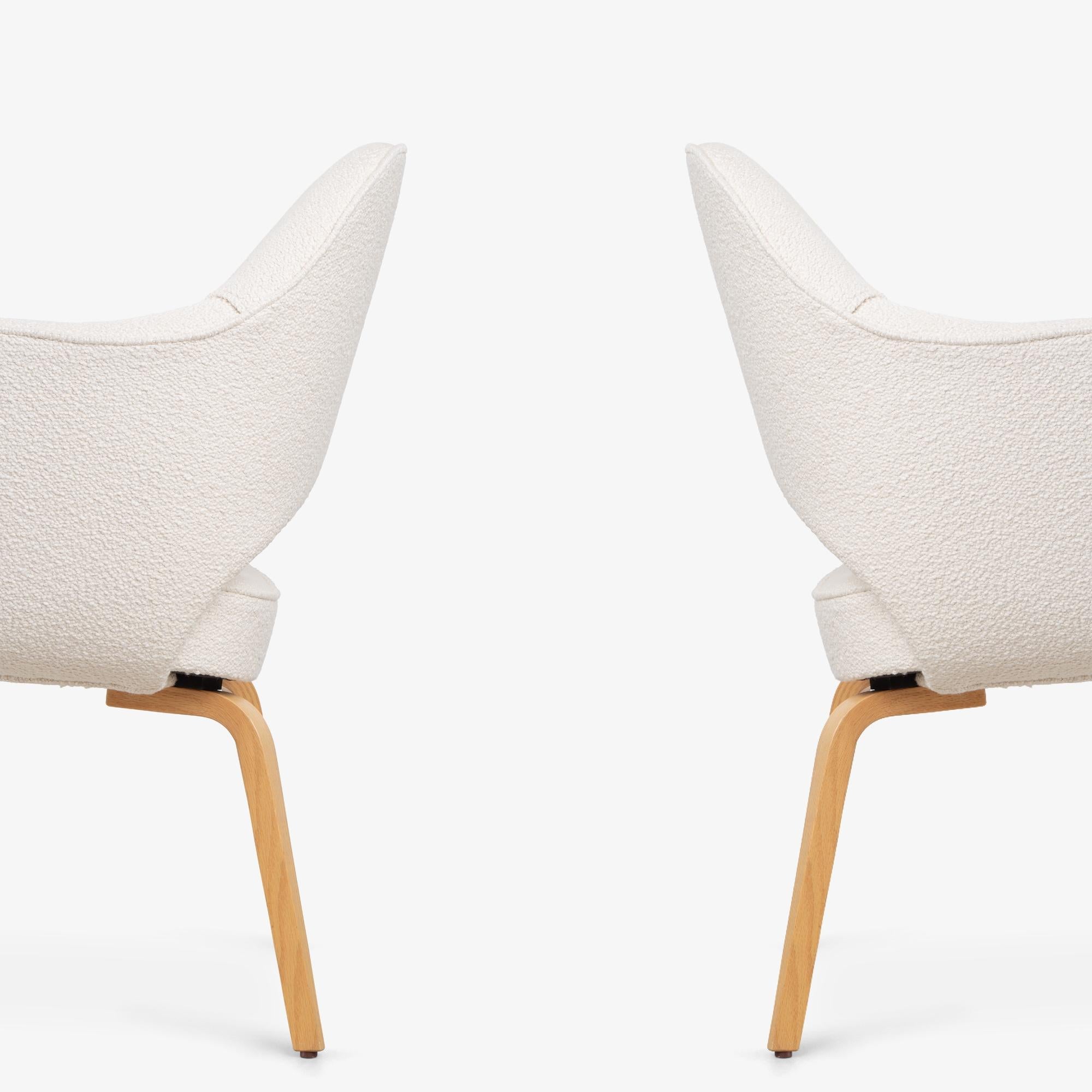 Poltrone direzionali Knoll Saarinen in Bouclé italiano e gambe in Oak, Set di 6 in vendita 4