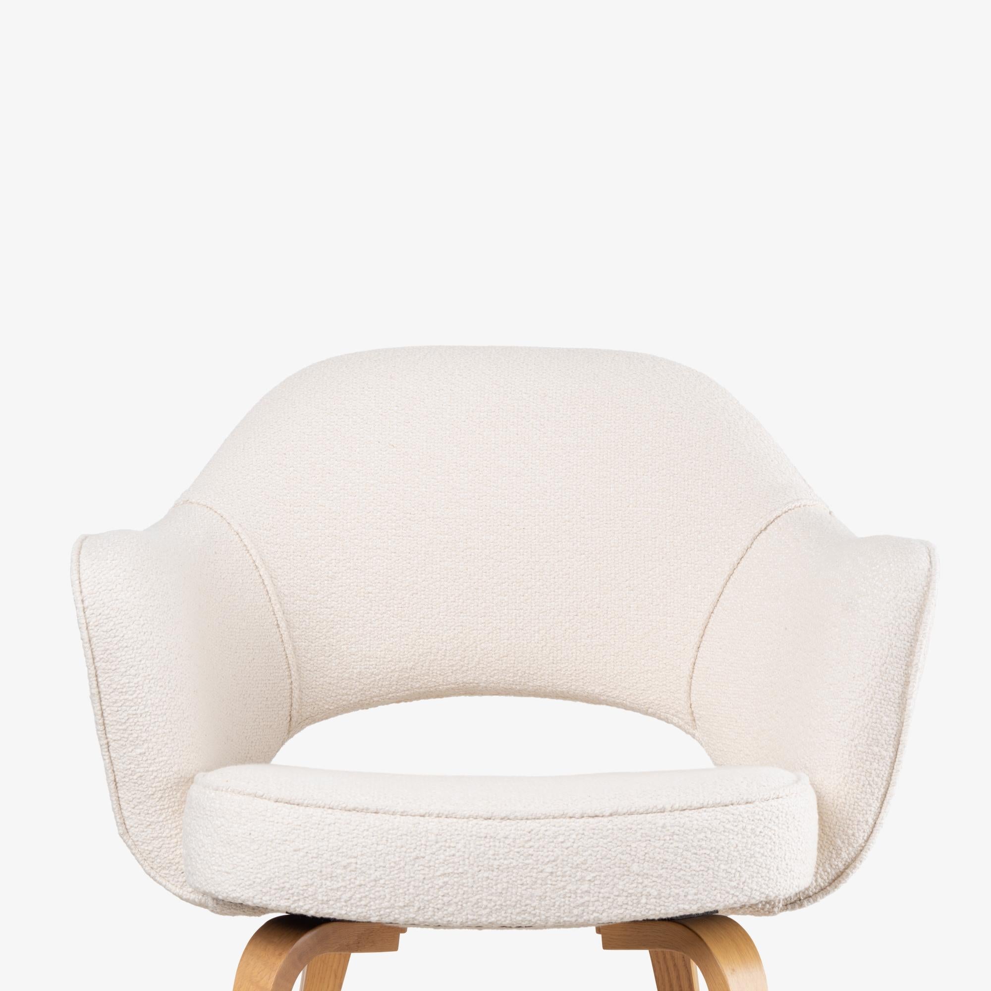Poltrone direzionali Knoll Saarinen in Bouclé italiano e gambe in Oak, Set di 6 in vendita 5