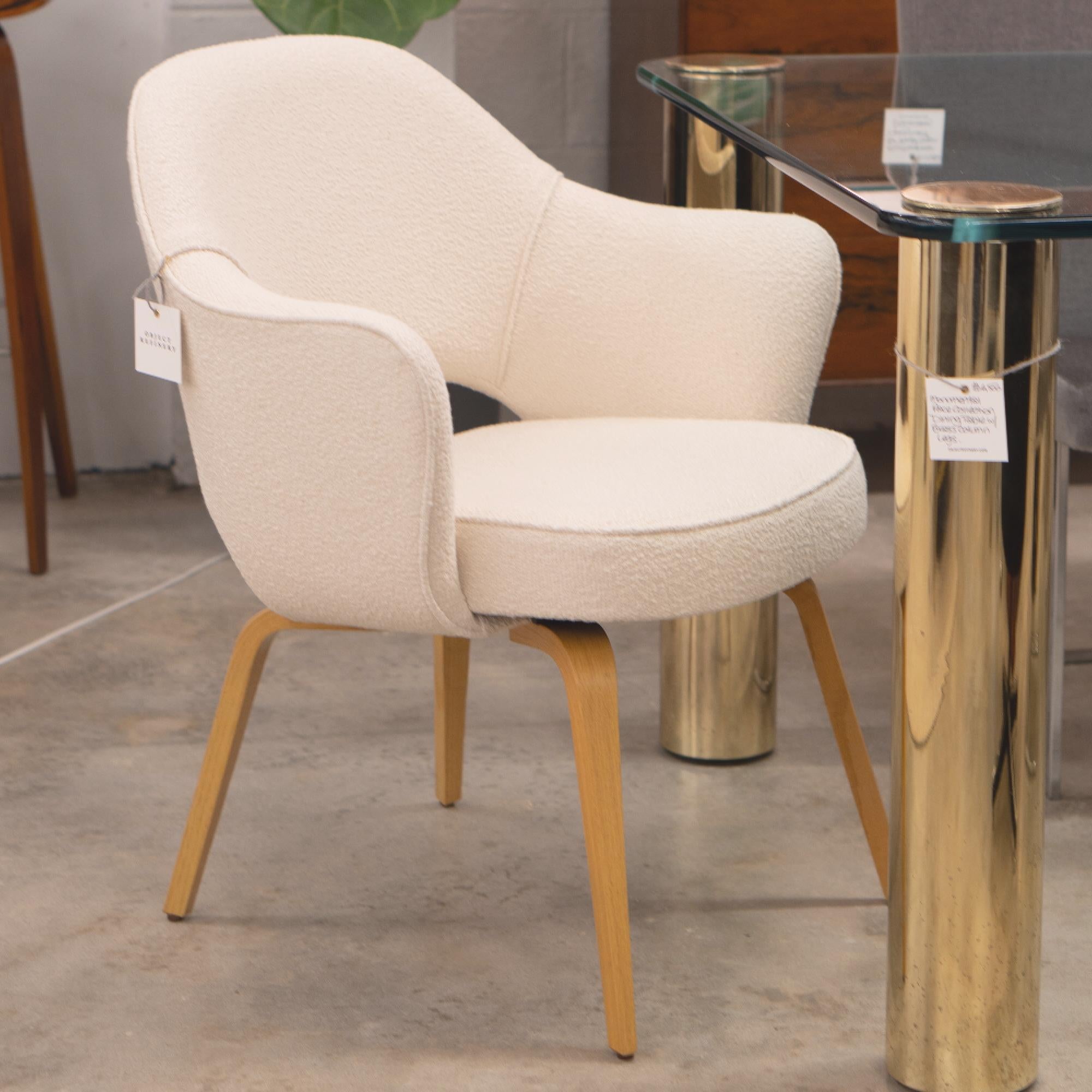 Poltrone direzionali Knoll Saarinen in Bouclé italiano e gambe in Oak, Set di 6 in vendita 10