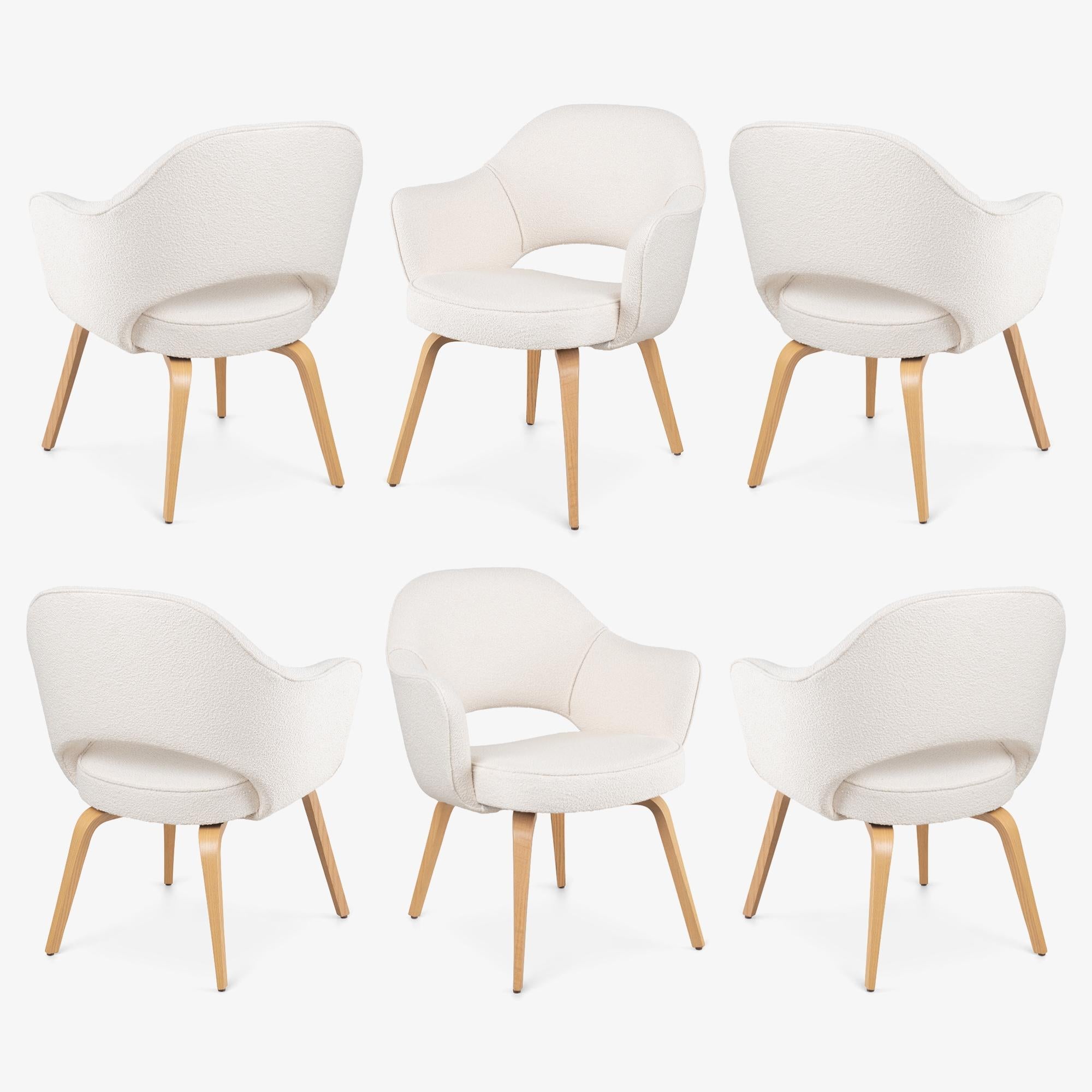 Eero Saarinen è considerato uno dei più importanti designer di mobili del XX secolo, noto per l'uso innovativo dei materiali e l'approccio scultoreo alle forme. I suoi pezzi iconici per Knoll, come la Tulip Chair, la Womb Chair e queste Executive