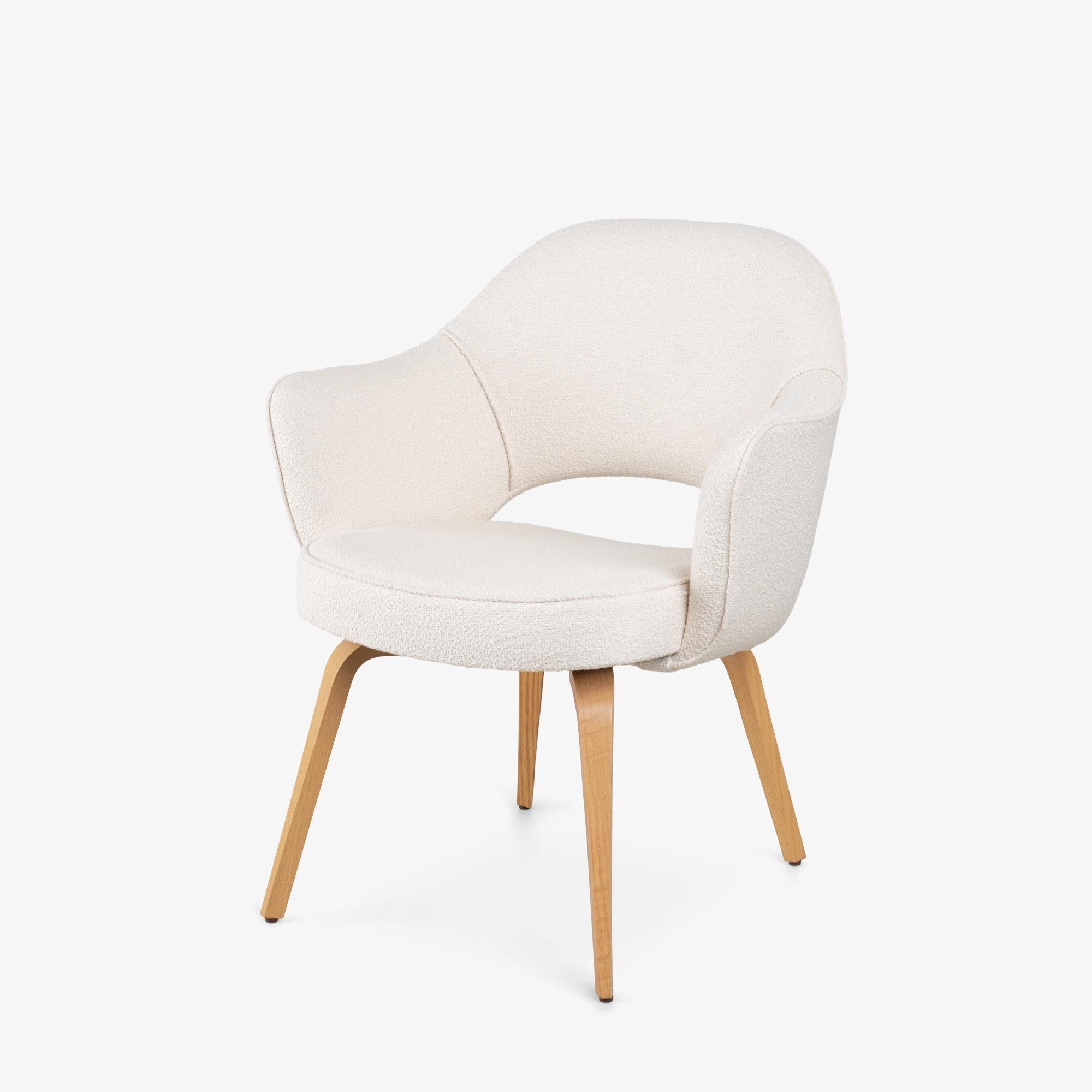 Mid-Century moderno Poltrone direzionali Knoll Saarinen in Bouclé italiano e gambe in Oak, Set di 6 in vendita