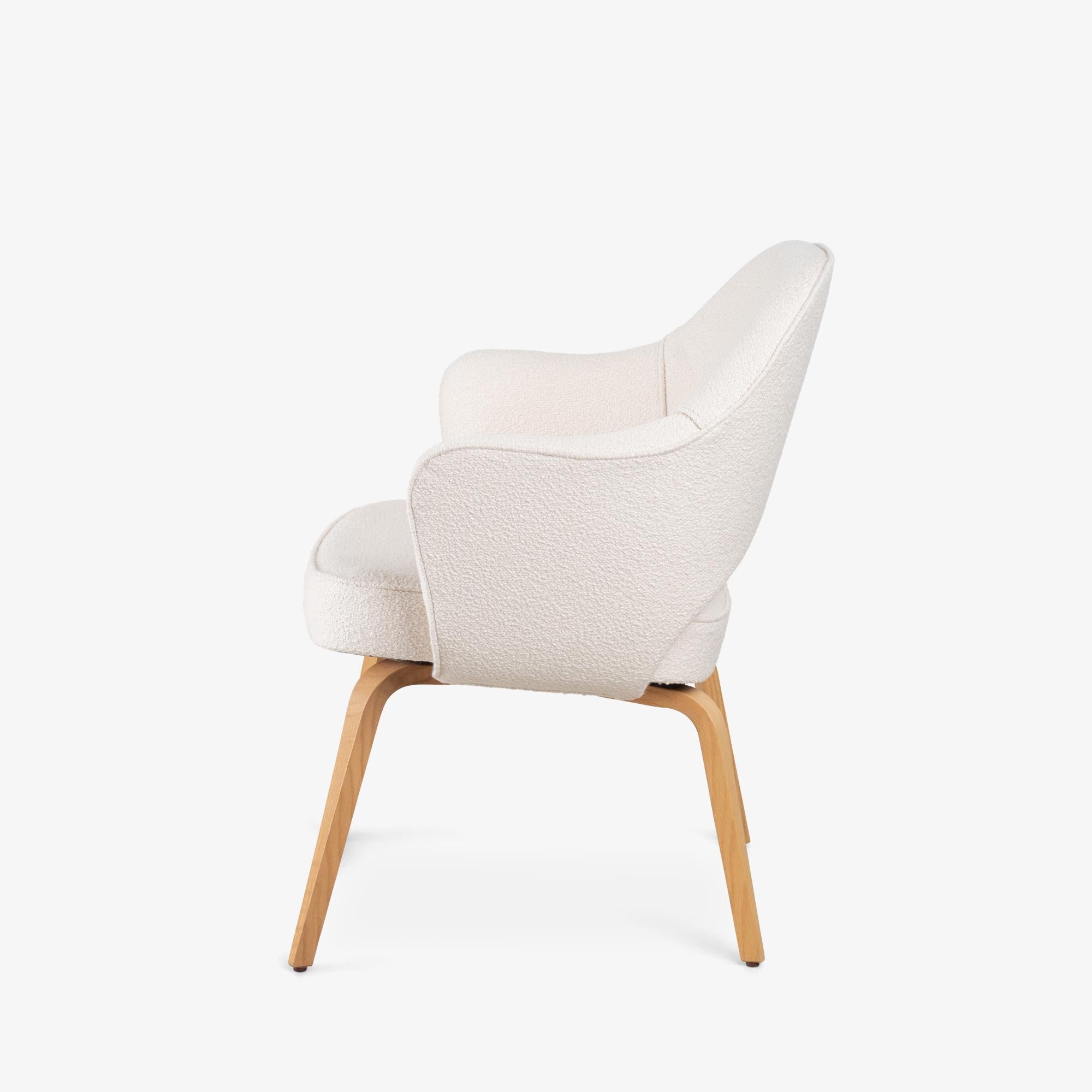 Poltrone direzionali Knoll Saarinen in Bouclé italiano e gambe in Oak, Set di 6 In condizioni buone in vendita a Stamford, CT