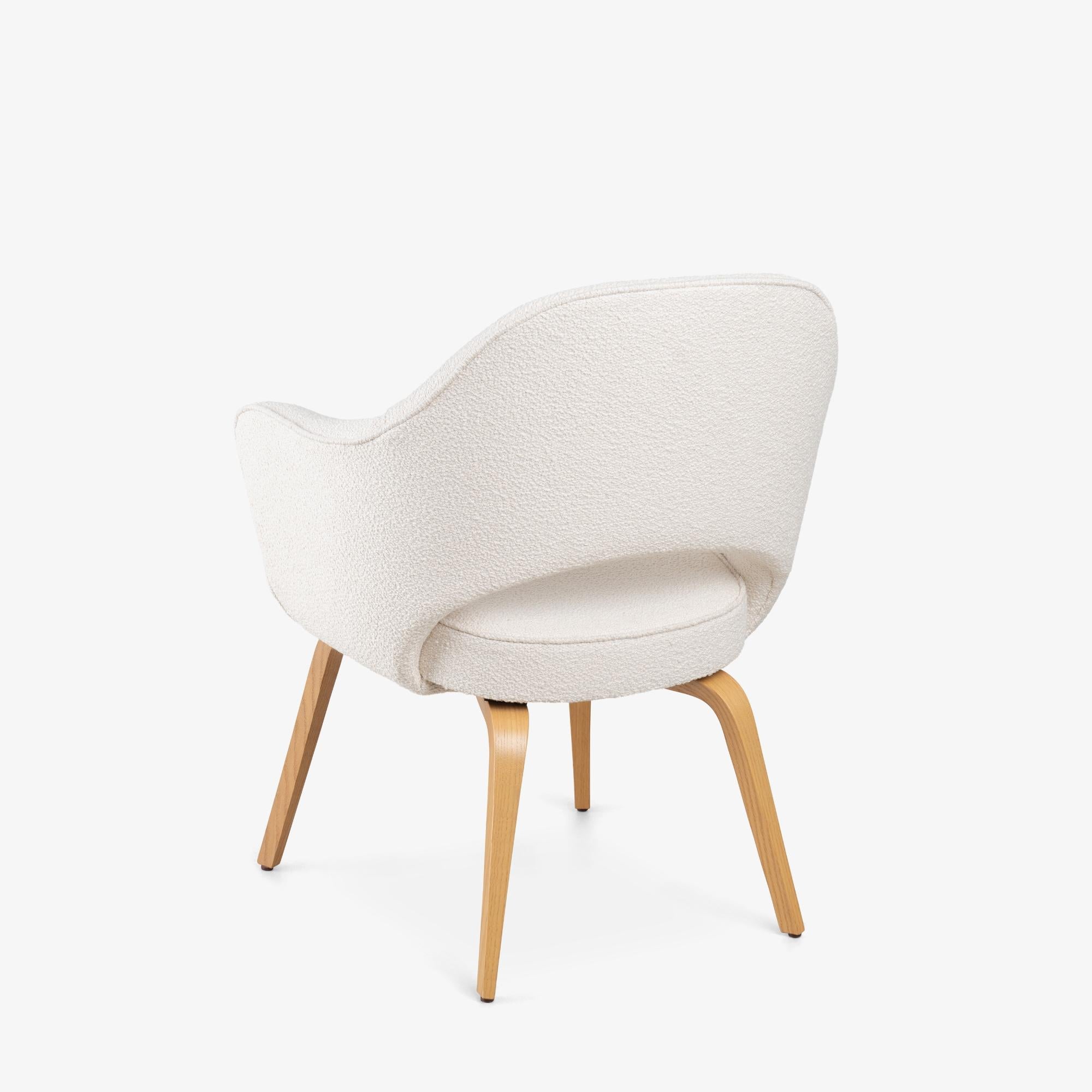 XXI secolo e contemporaneo Poltrone direzionali Knoll Saarinen in Bouclé italiano e gambe in Oak, Set di 6 in vendita