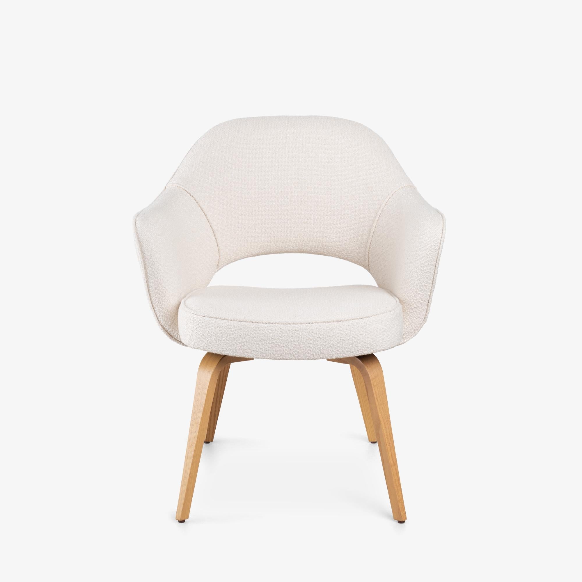 Tessuto Poltrone direzionali Knoll Saarinen in Bouclé italiano e gambe in Oak, Set di 6 in vendita
