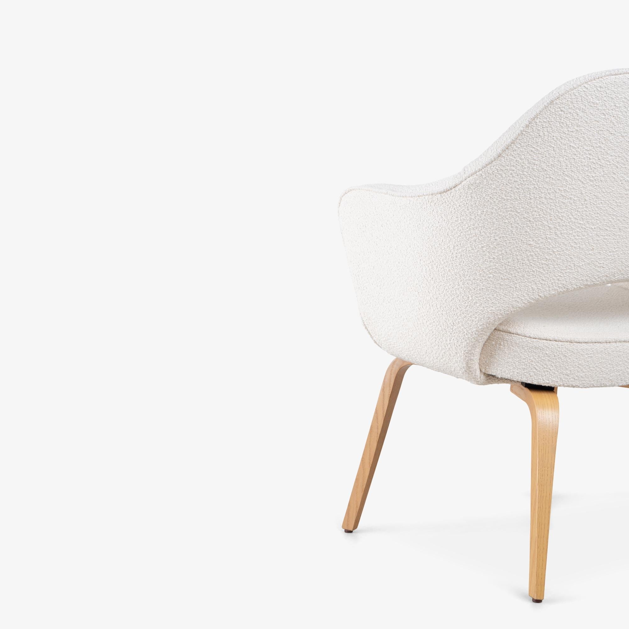 Poltrone direzionali Knoll Saarinen in Bouclé italiano e gambe in Oak, Set di 6 in vendita 1