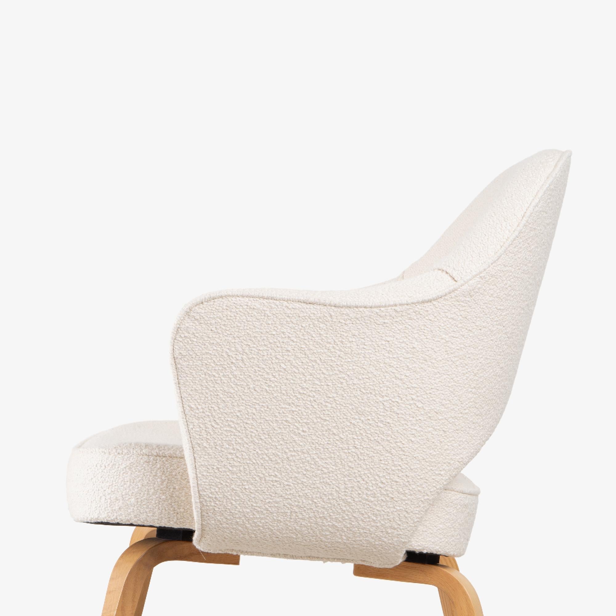 Poltrone direzionali Knoll Saarinen in Bouclé italiano e gambe in Oak, Set di 6 in vendita 3