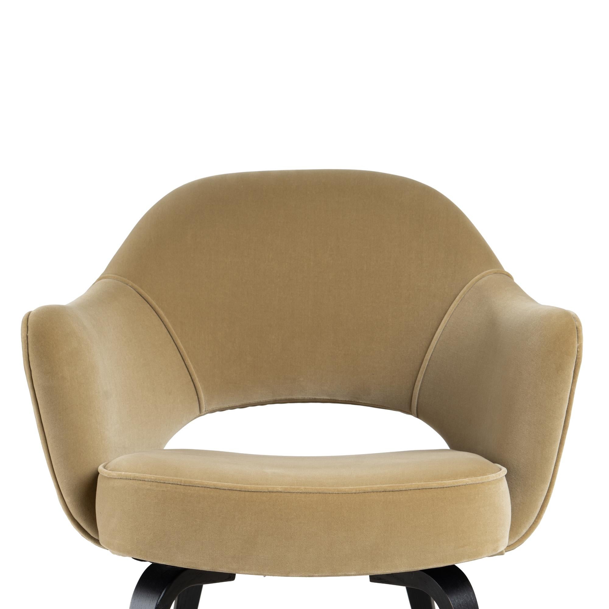 Sillones de Dirección Knoll Saarinen de terciopelo arena y patas de roble ébano - Juego de 6 en venta 3