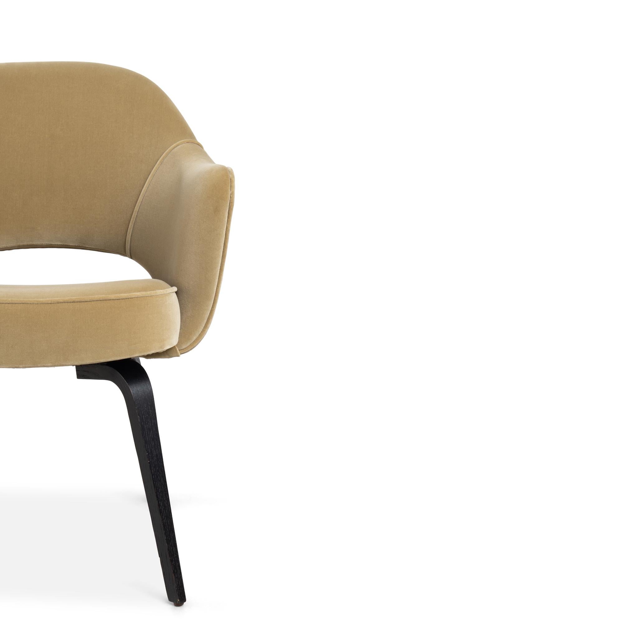 Sillones de Dirección Knoll Saarinen de terciopelo arena y patas de roble ébano - Juego de 6 en venta 4