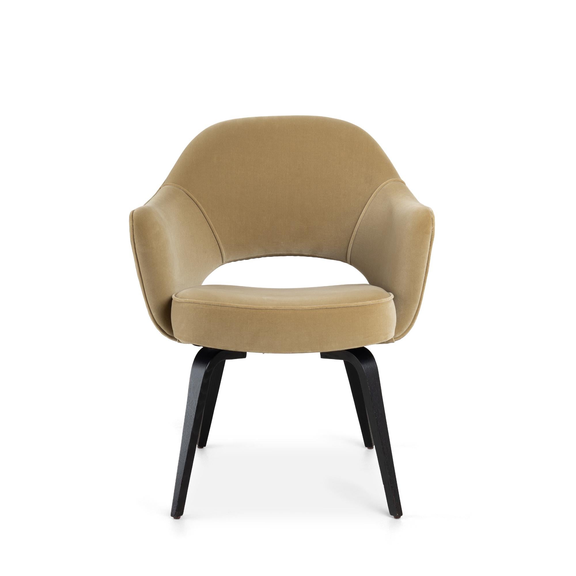 Eero Saarinen es considerado uno de los diseñadores de muebles más influyentes del siglo XX, célebre por su uso innovador de los materiales y su enfoque escultórico de la forma. Sus icónicos diseños para Knoll, como la Silla Tulipán, la Silla