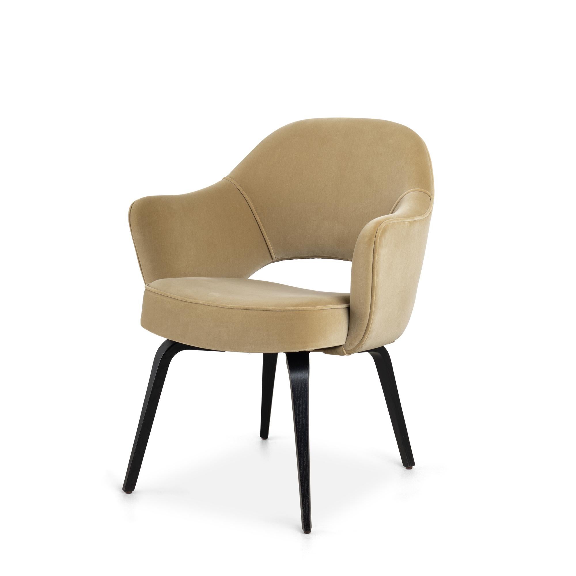 Sillones de Dirección Knoll Saarinen de terciopelo arena y patas de roble ébano - Juego de 6 Moderno de mediados de siglo en venta