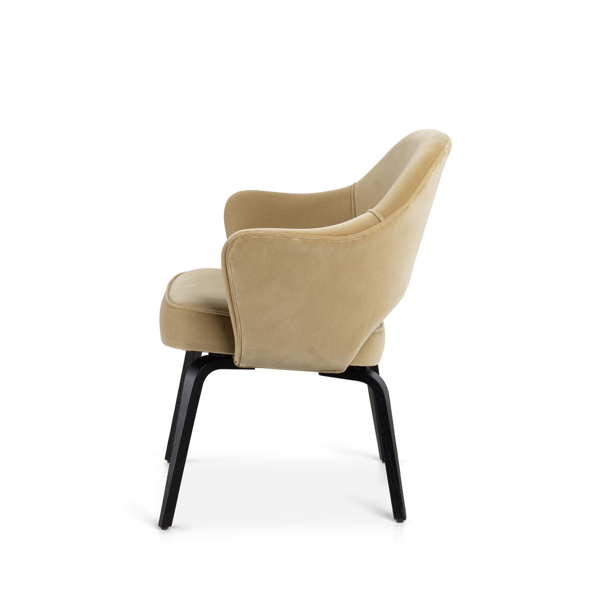Sillones de Dirección Knoll Saarinen de terciopelo arena y patas de roble ébano - Juego de 6 Estadounidense en venta