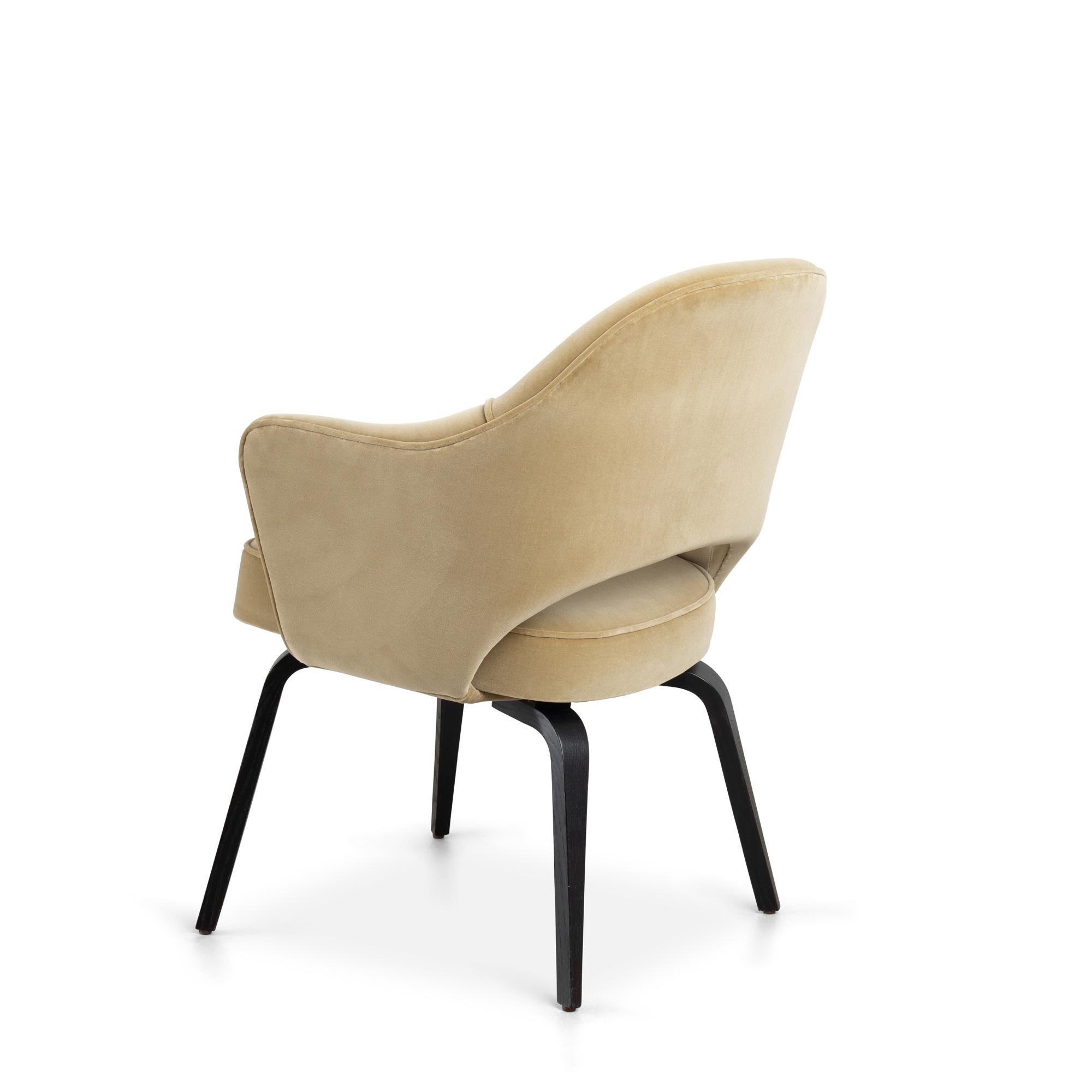 Sillones de Dirección Knoll Saarinen de terciopelo arena y patas de roble ébano - Juego de 6 en Bueno estado para la venta en Stamford, CT