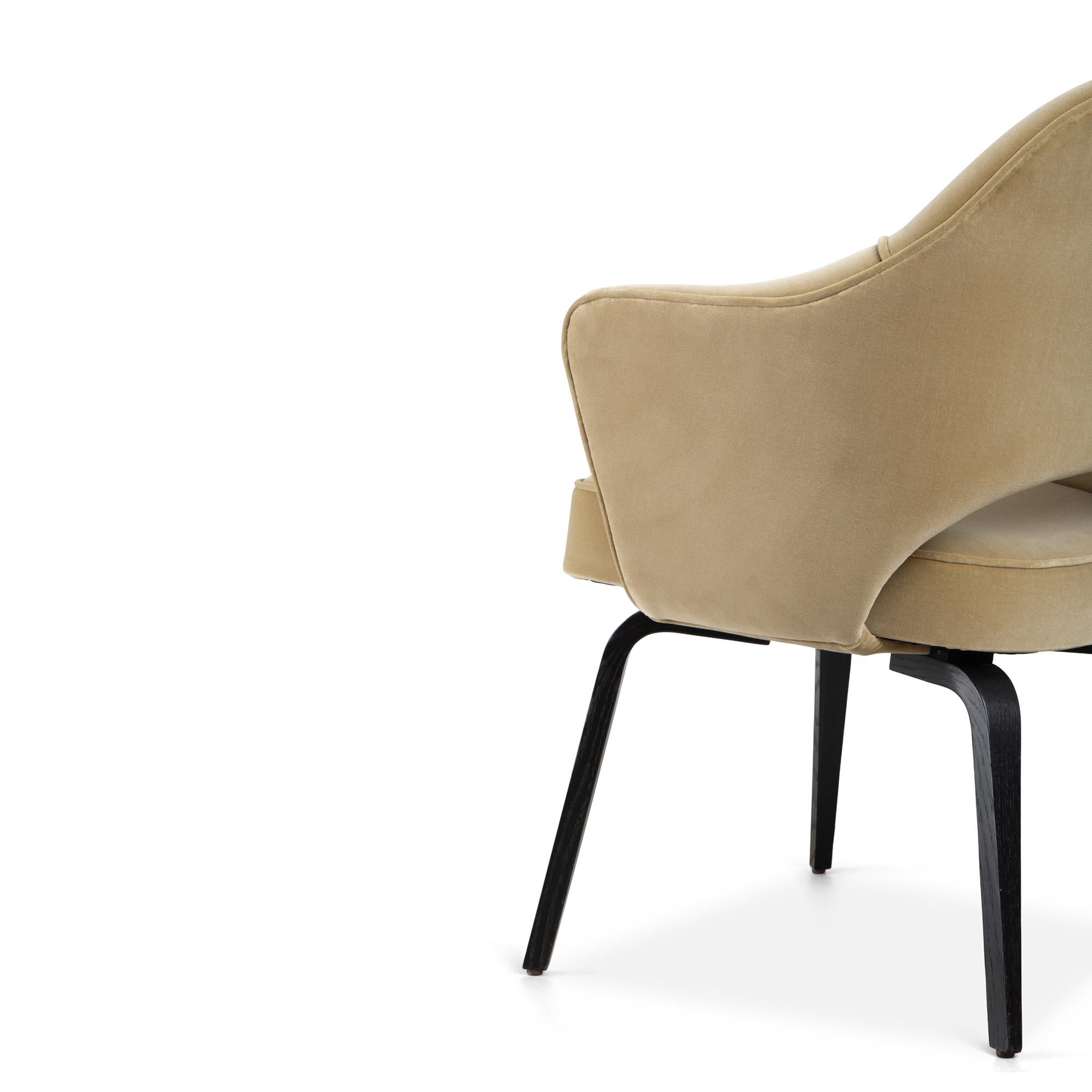 Sillones de Dirección Knoll Saarinen de terciopelo arena y patas de roble ébano - Juego de 6 Siglo XXI y contemporáneo en venta