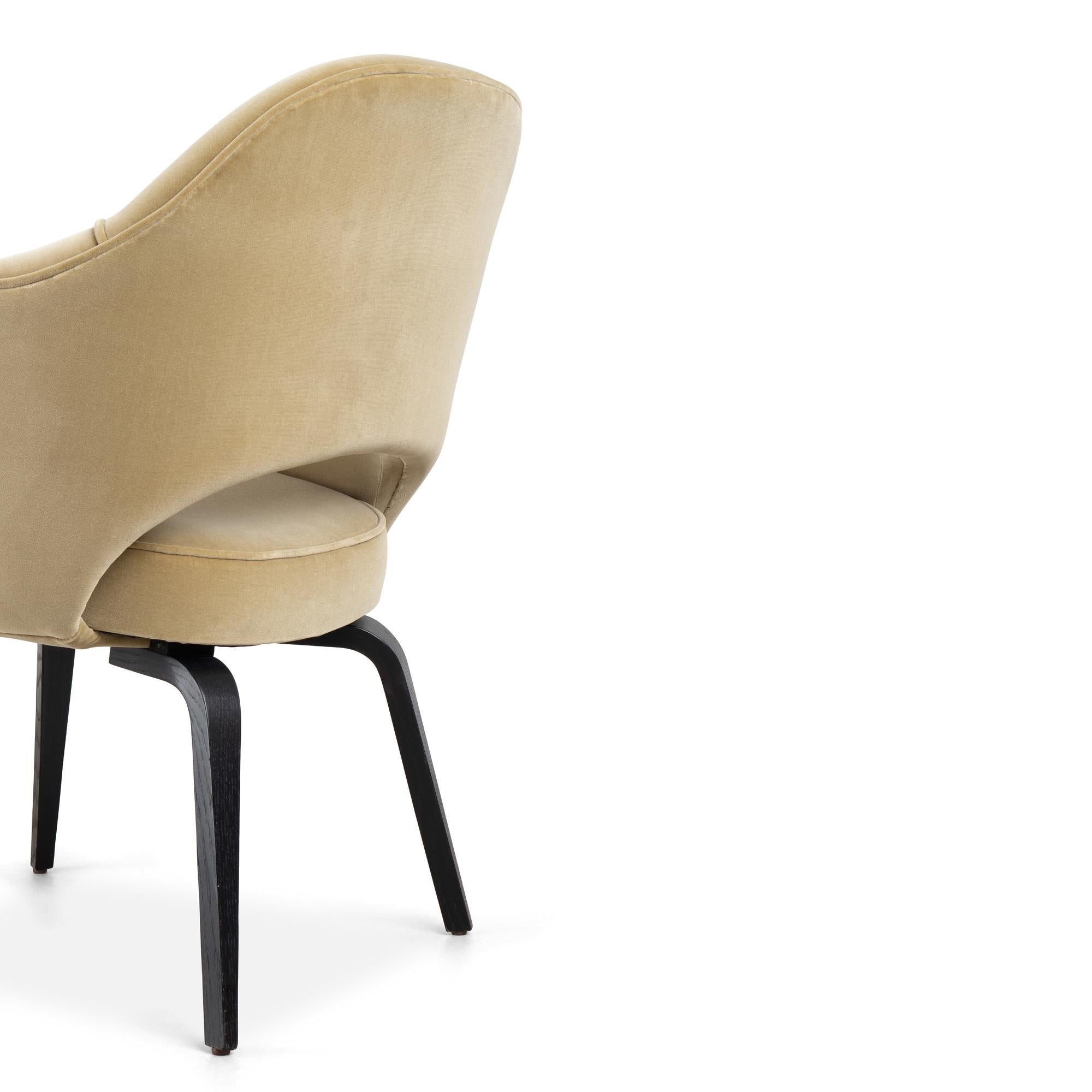 Sillones de Dirección Knoll Saarinen de terciopelo arena y patas de roble ébano - Juego de 6 Terciopelo en venta