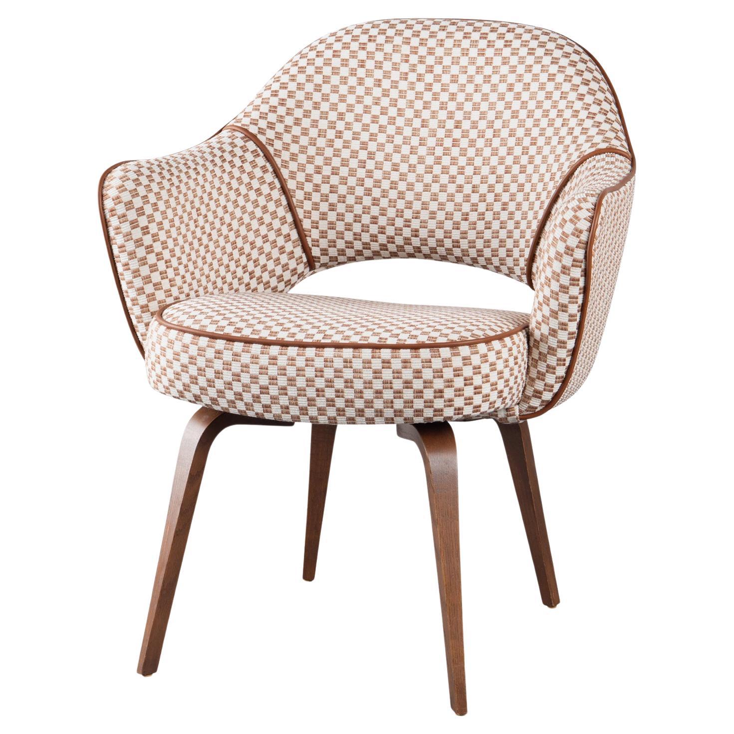 Sillones de dirección Knoll Saarinen en tela Schumacher, piel y nogal