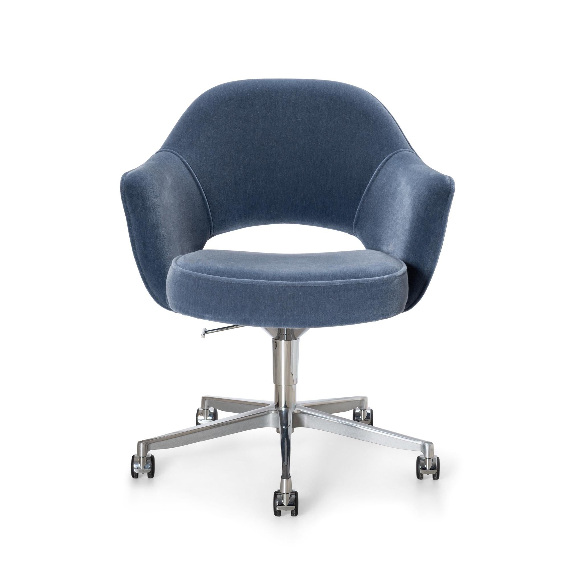 Der Name von Eero Saarinen ist in der Welt des Designs und der Architektur allgegenwärtig. Sein umfangreiches Werk an Möbeln für Knoll ist nach wie vor so zeitlos wie in den 1950er Jahren. Seine Chefsessel-Serie ist vielleicht sein bekanntestes