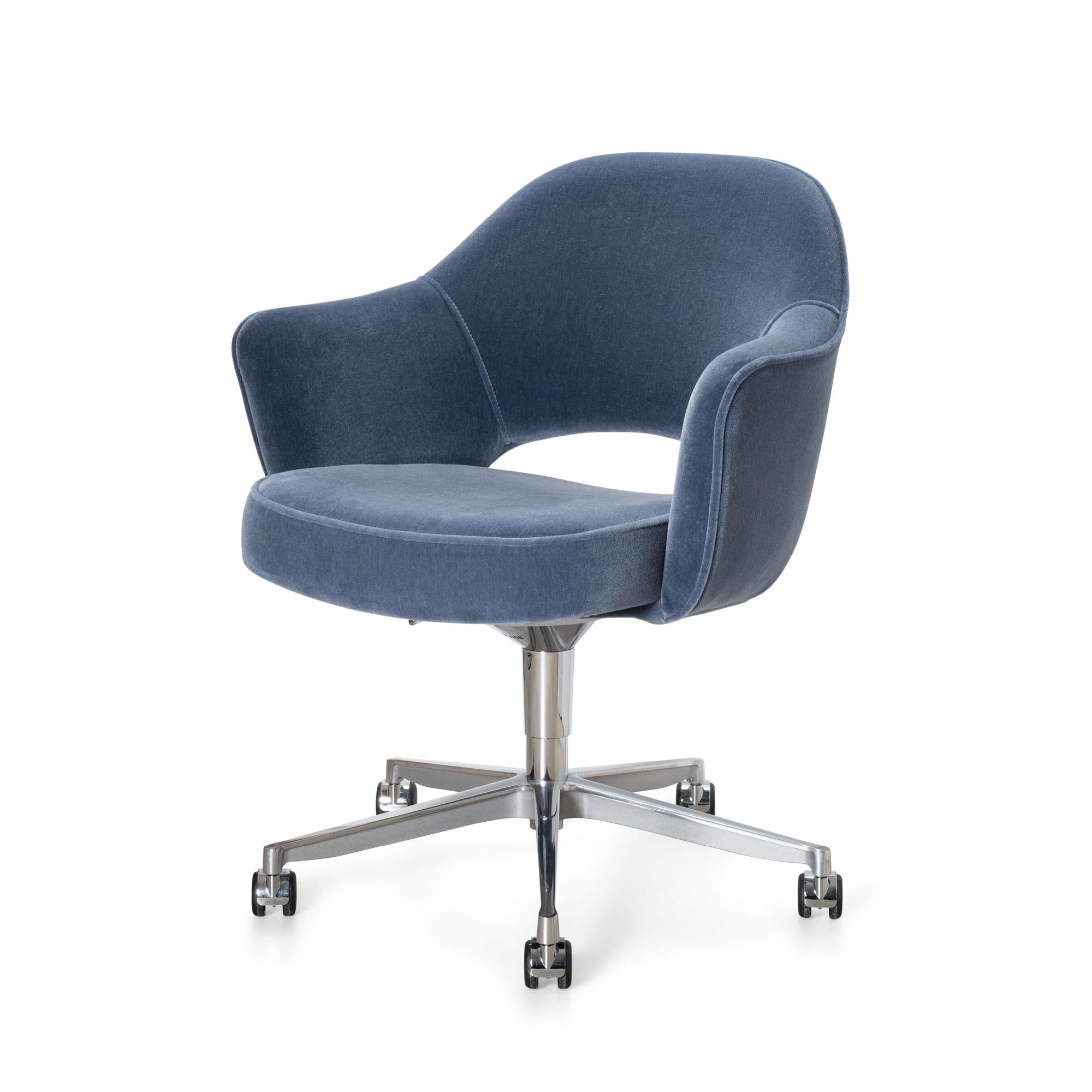 Knoll Saarinen Chefsessel aus Schieferblauem Mohair mit drehbarem Untergestell (Moderne der Mitte des Jahrhunderts) im Angebot