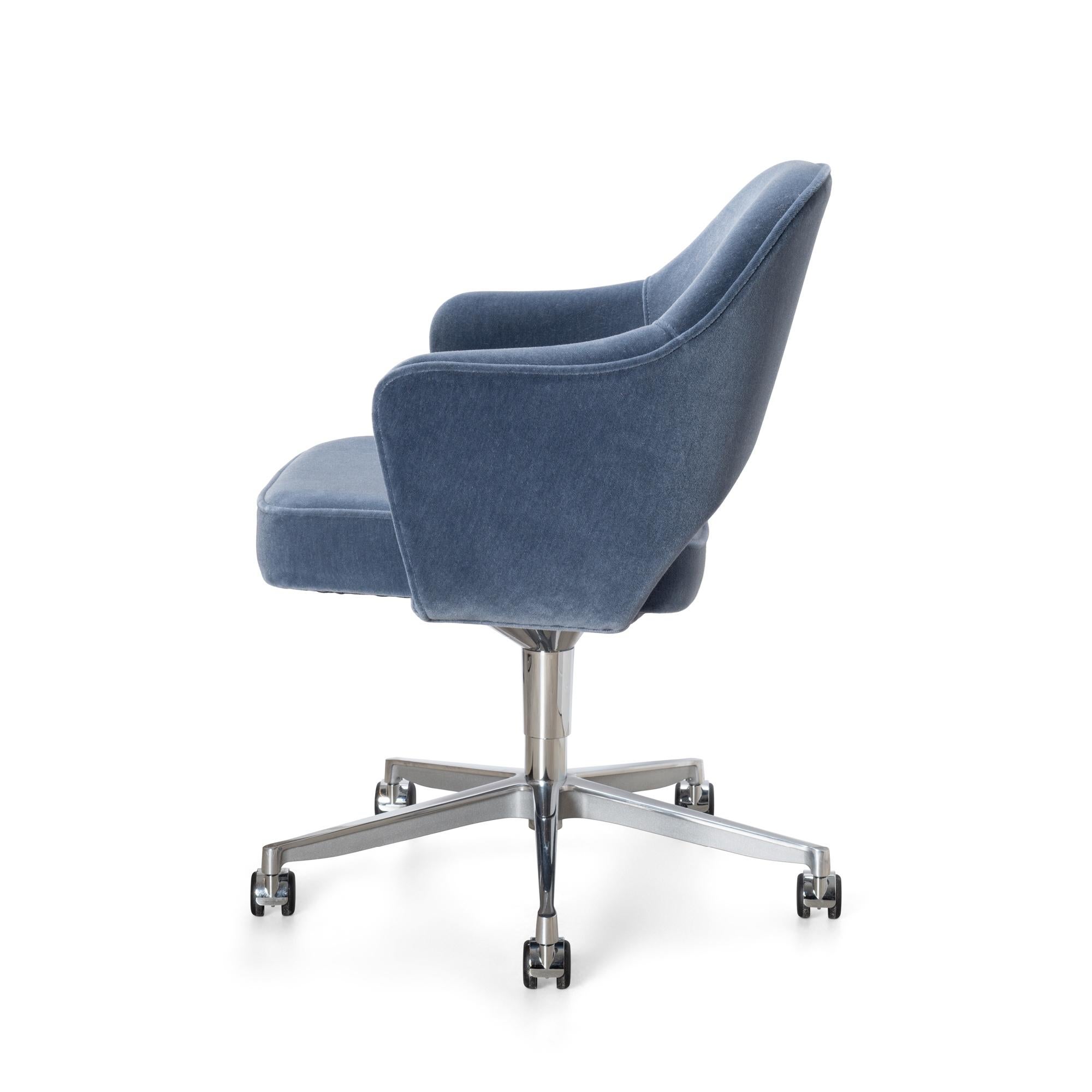 Knoll Saarinen Chefsessel aus Schieferblauem Mohair mit drehbarem Untergestell (amerikanisch) im Angebot
